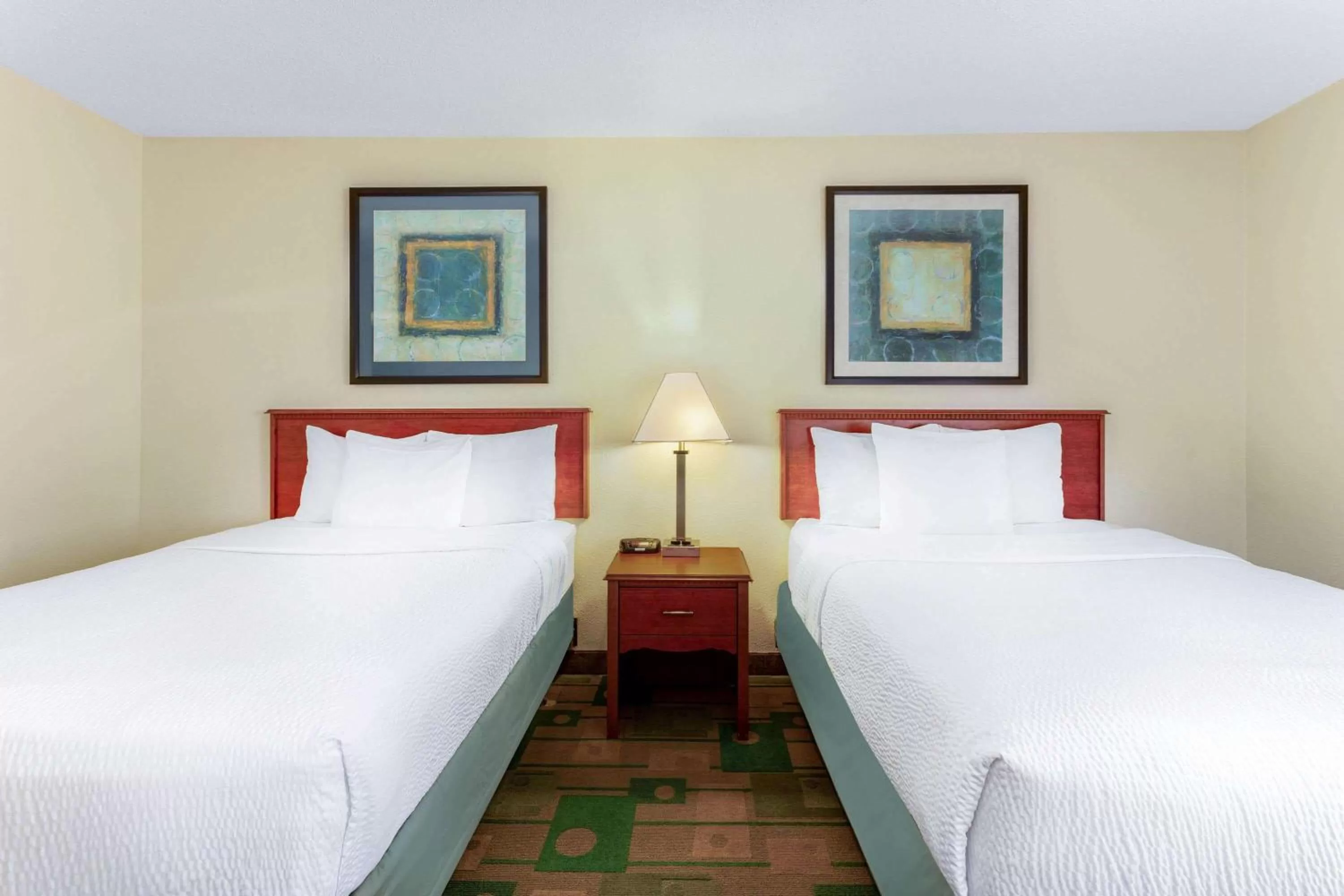 Photo of the whole room in La Quinta Inn by Wyndham Chicago Willowbrook