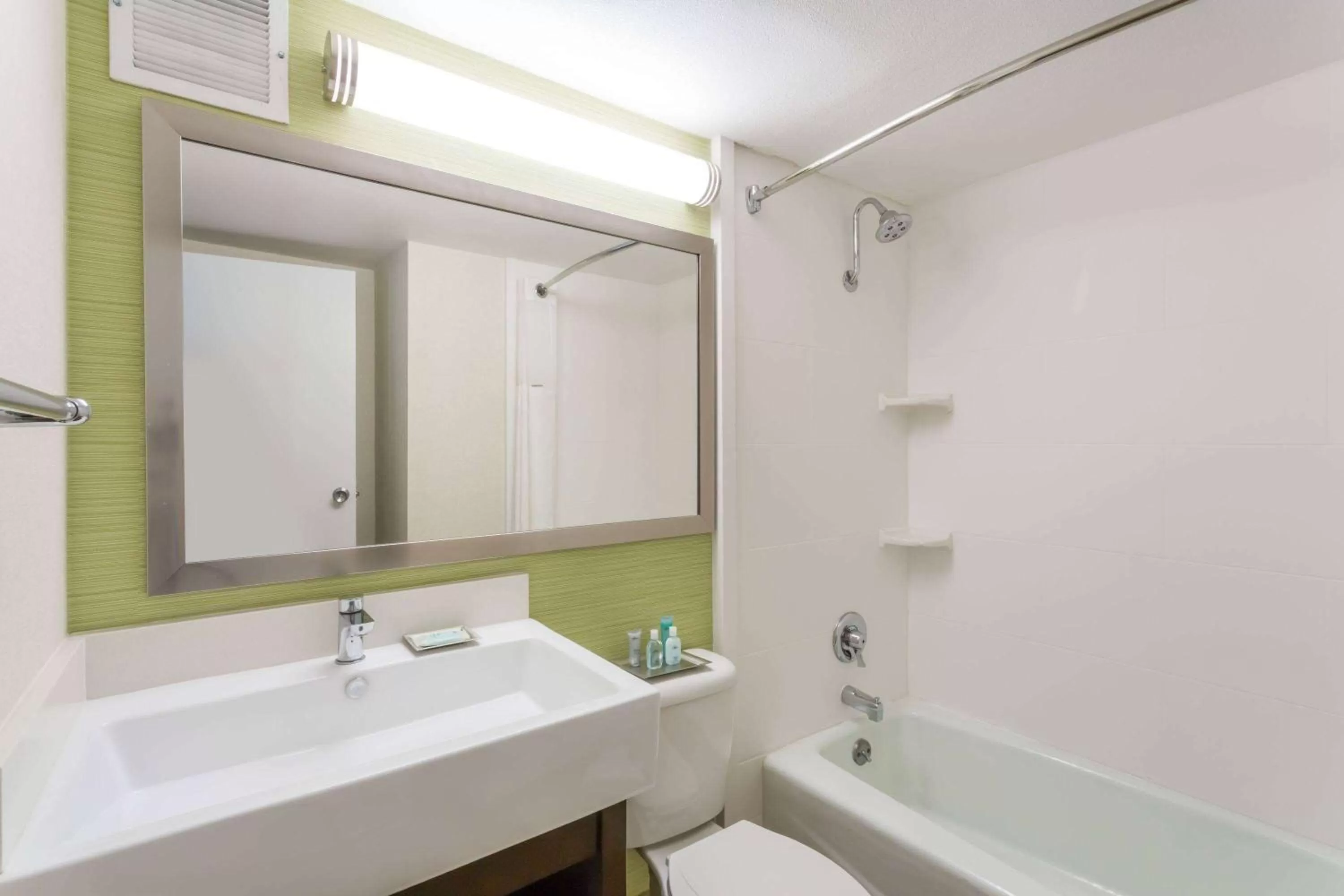 TV and multimedia in Wyndham Garden Fresno Yosemite Airport