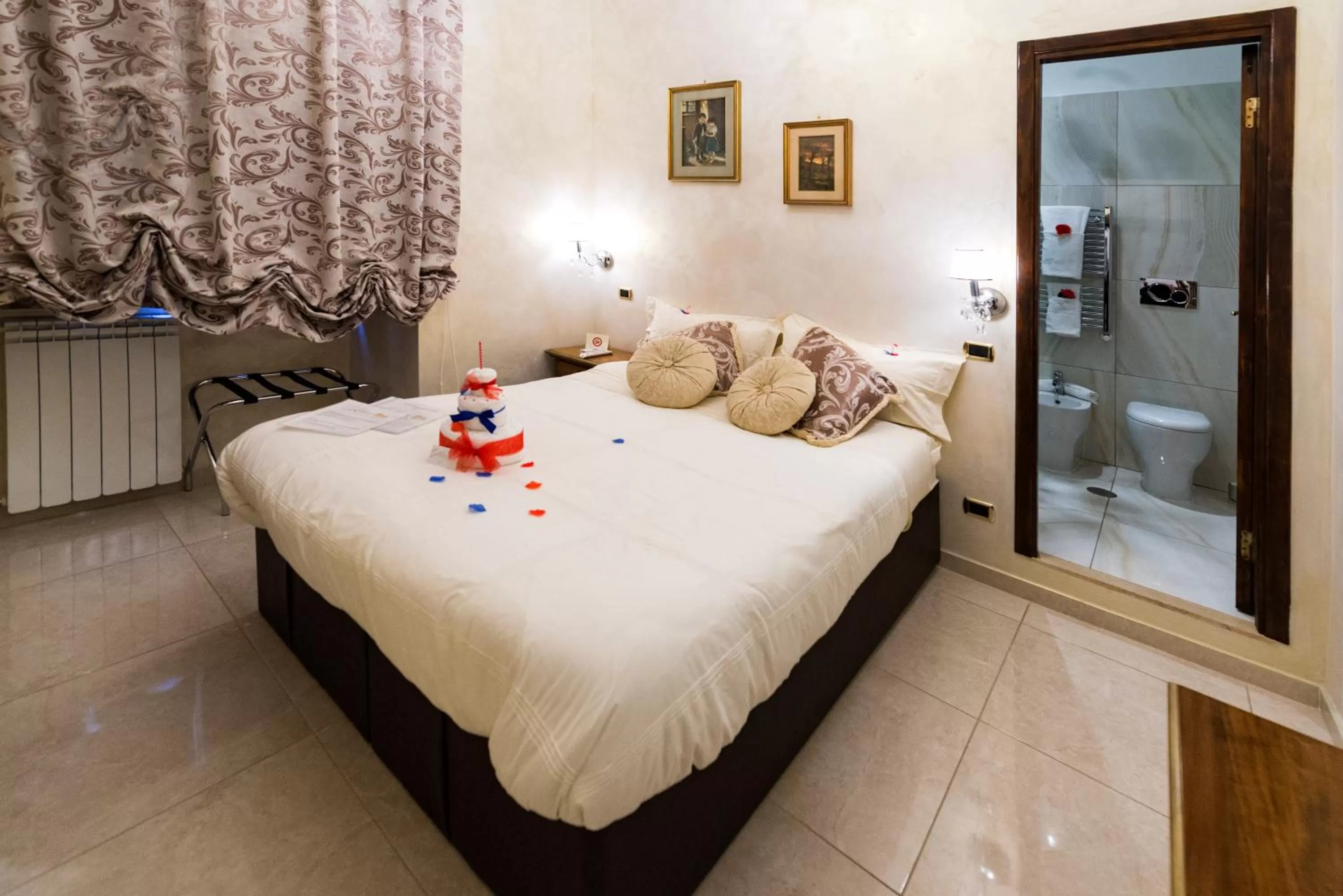 Bathroom, Bed in B&B Roma Royal Residence