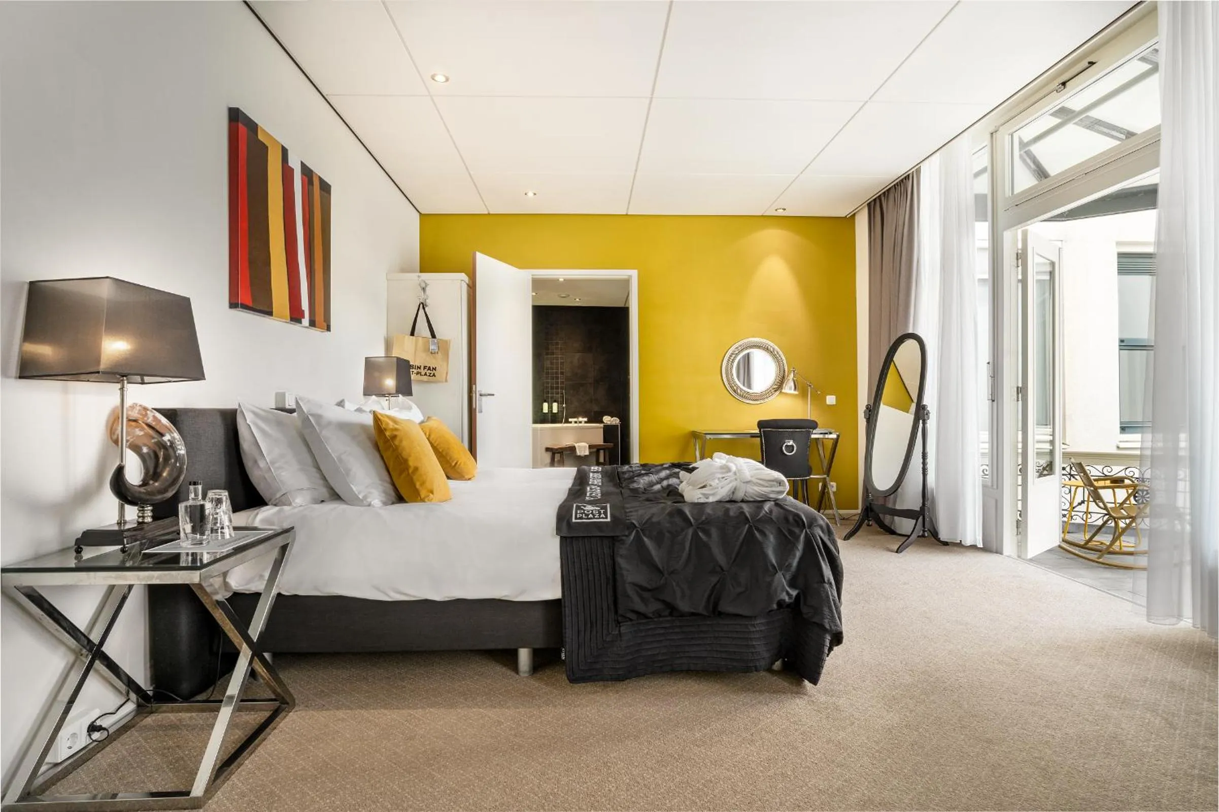 Spa and wellness centre/facilities, Bed in Post-Plaza Hotel & Grand Café