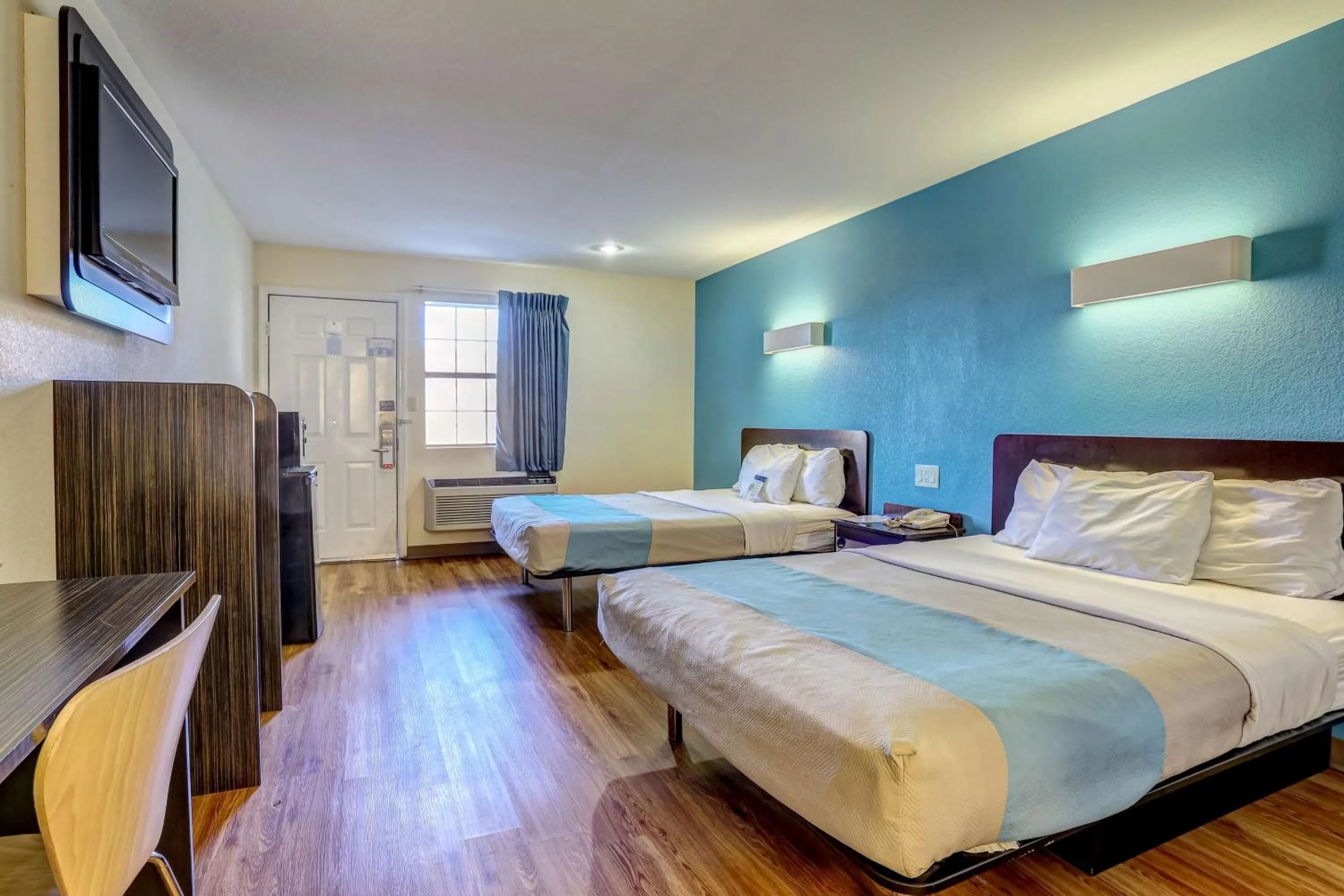 Photo of the whole room, Bed in Motel 6-Dickson, TN