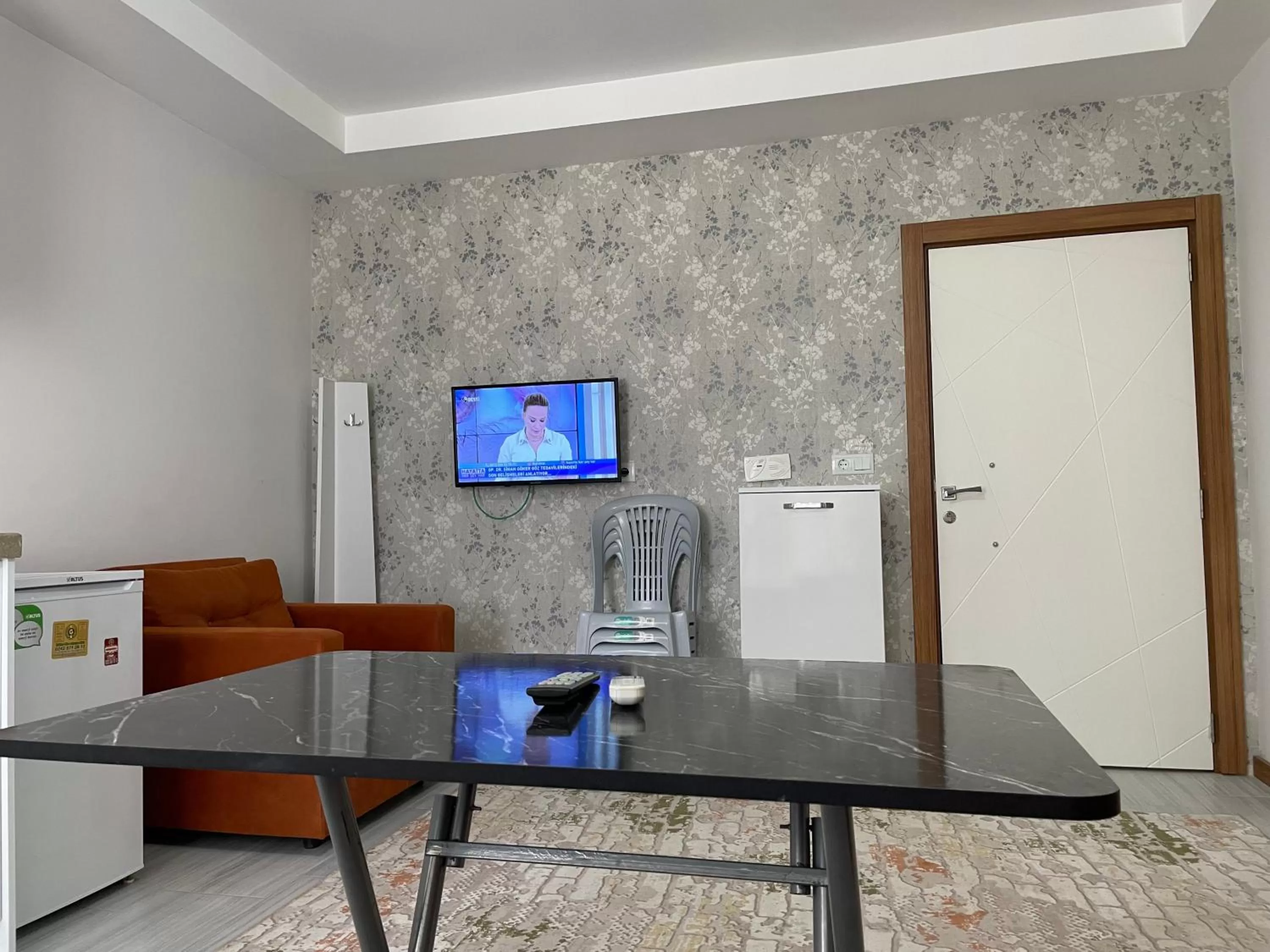 Massage, TV/Entertainment Center in Mina Suit Apart