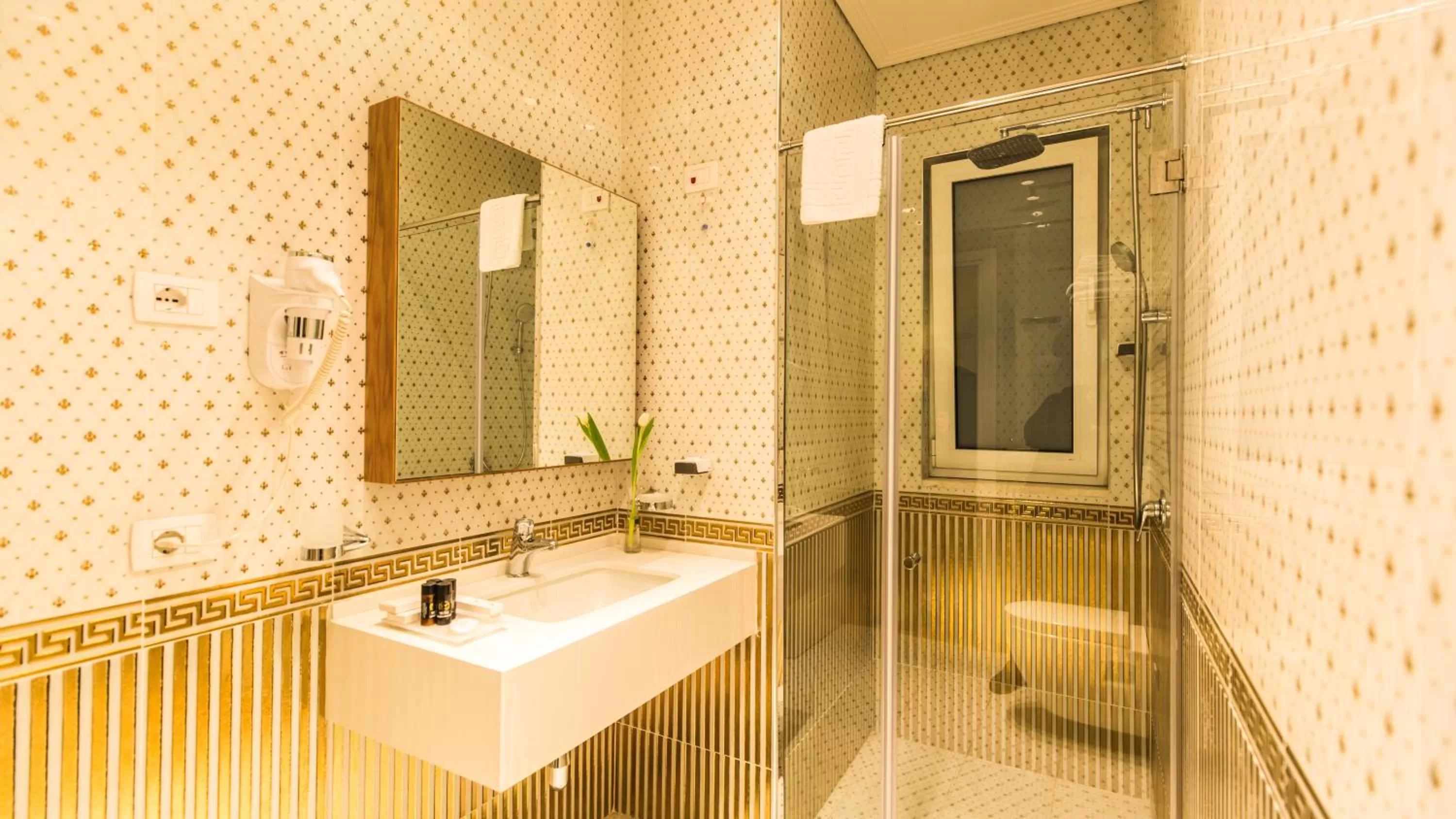 Shower, Bathroom in Royal Hill Hotel