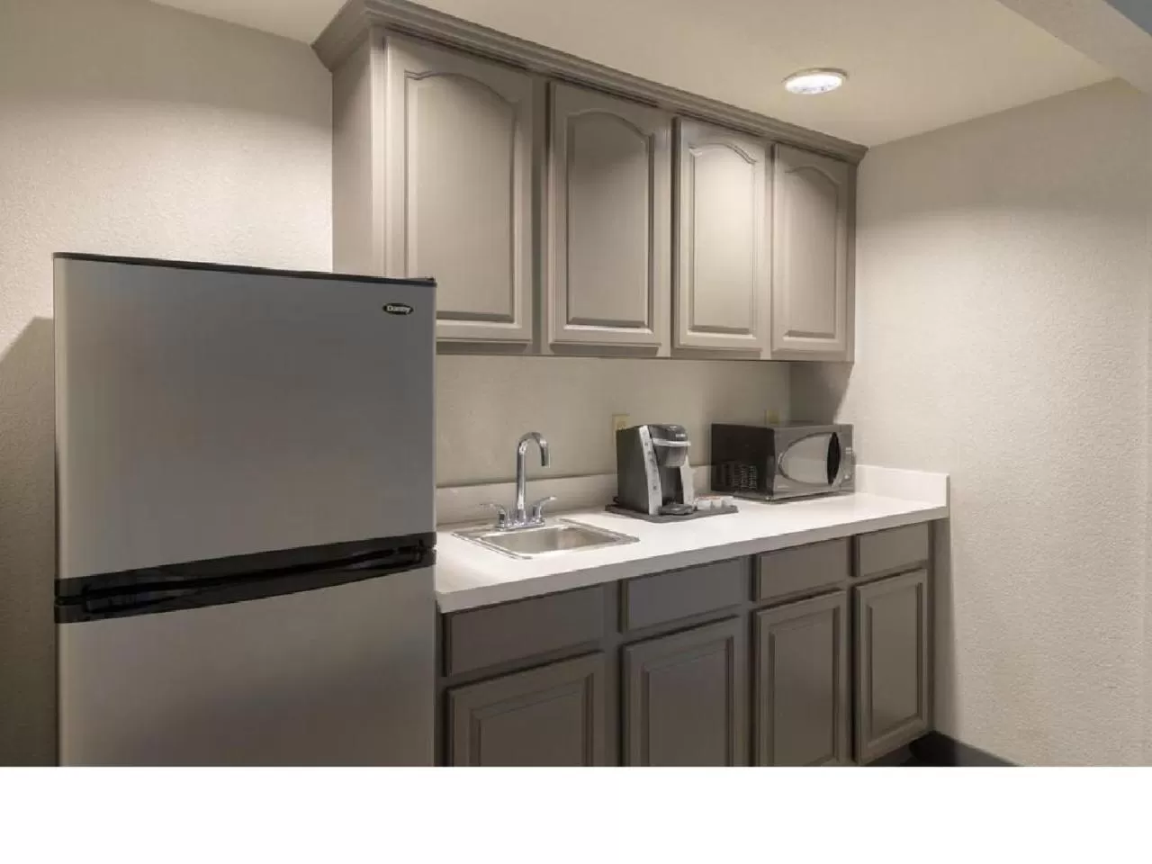 Kitchen or kitchenette in Holiday Inn & Suites Orlando SW - Celebration Area by IHG