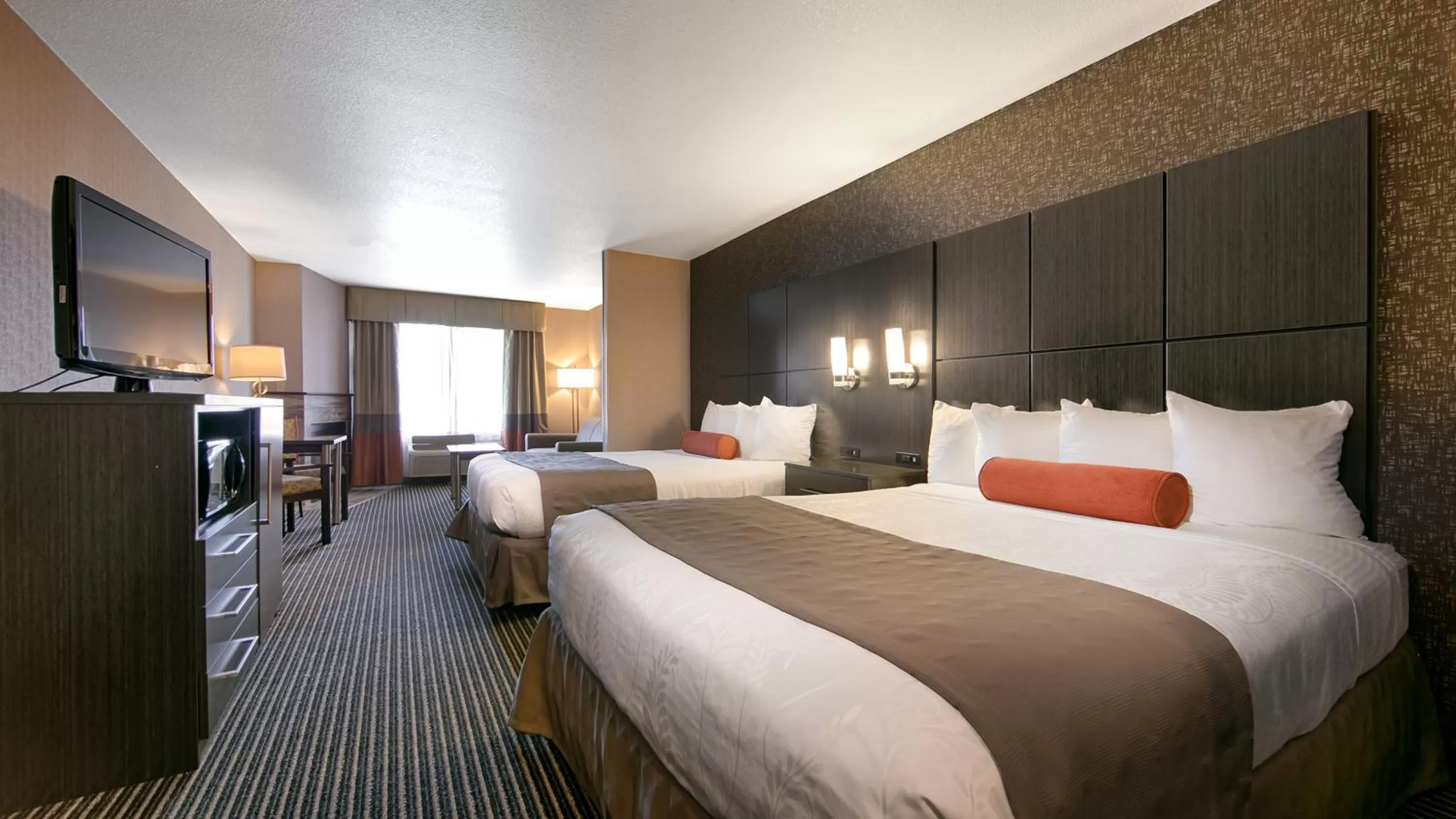 Bed in Best Western Plus Rama Inn & Suites