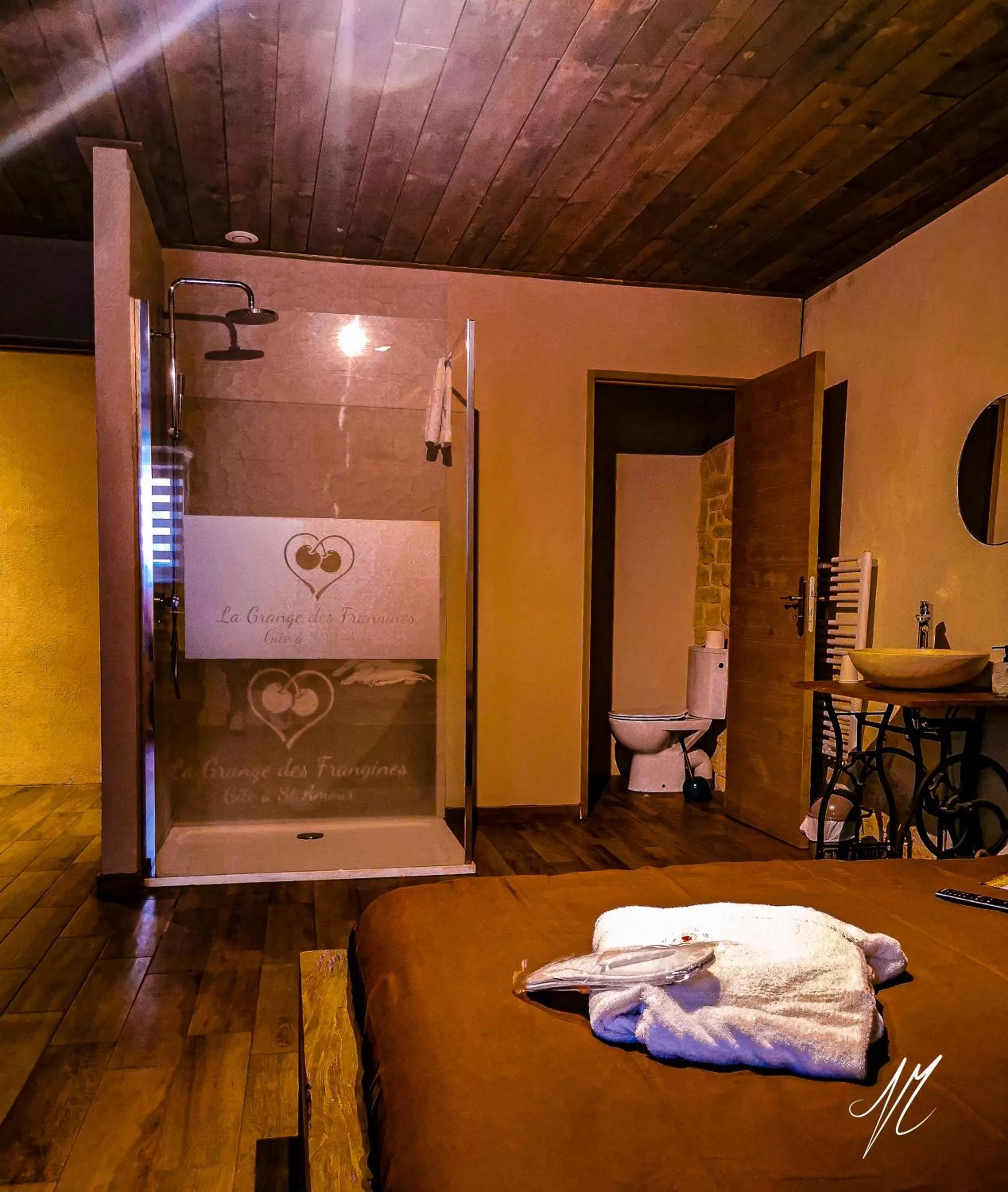 Bathroom in LA GRANGE DES FRANGINES