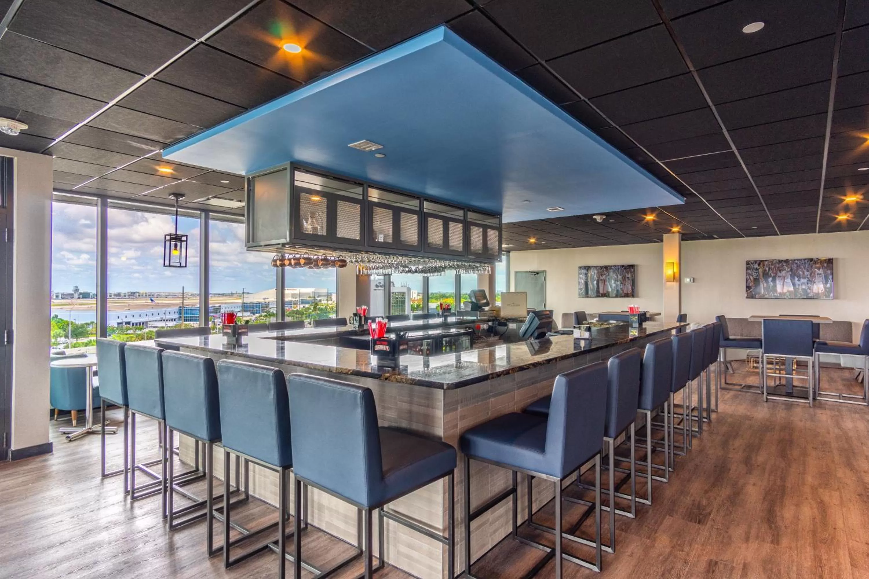 Lounge or bar in Holiday Inn Miami International Airport by IHG