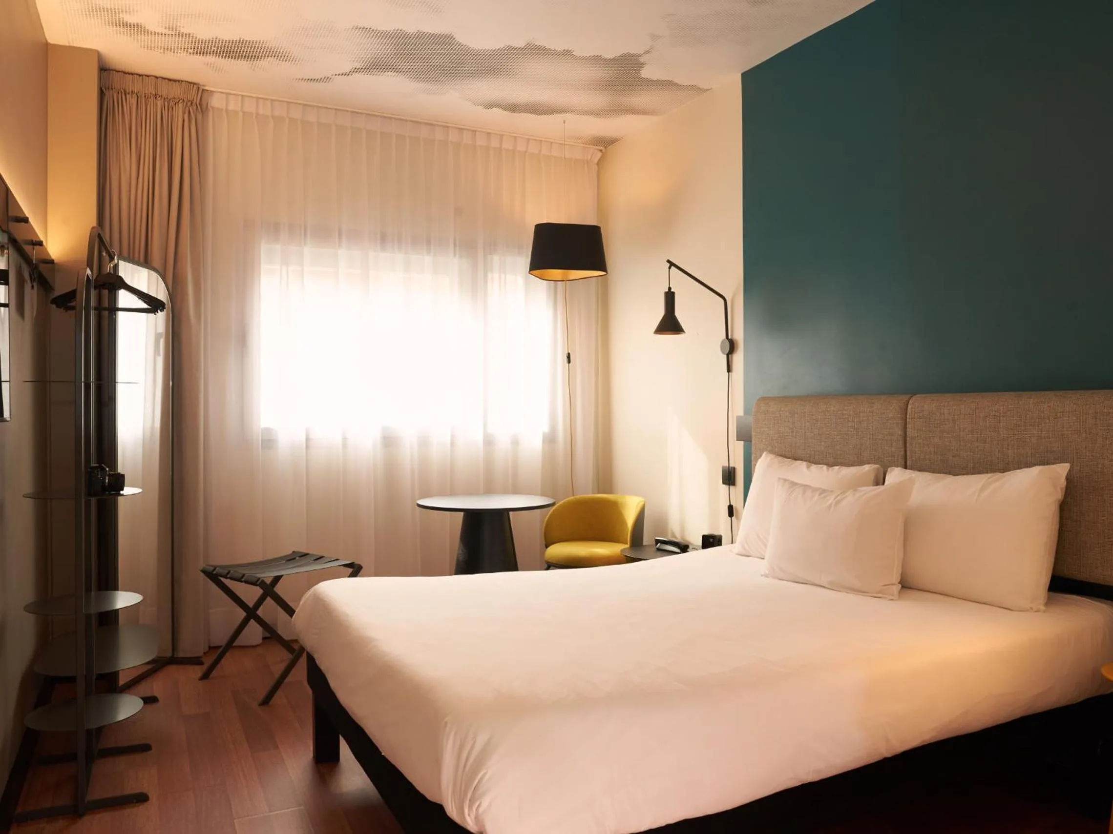 Property building, Bed in Ibis Madrid Aeropuerto Barajas