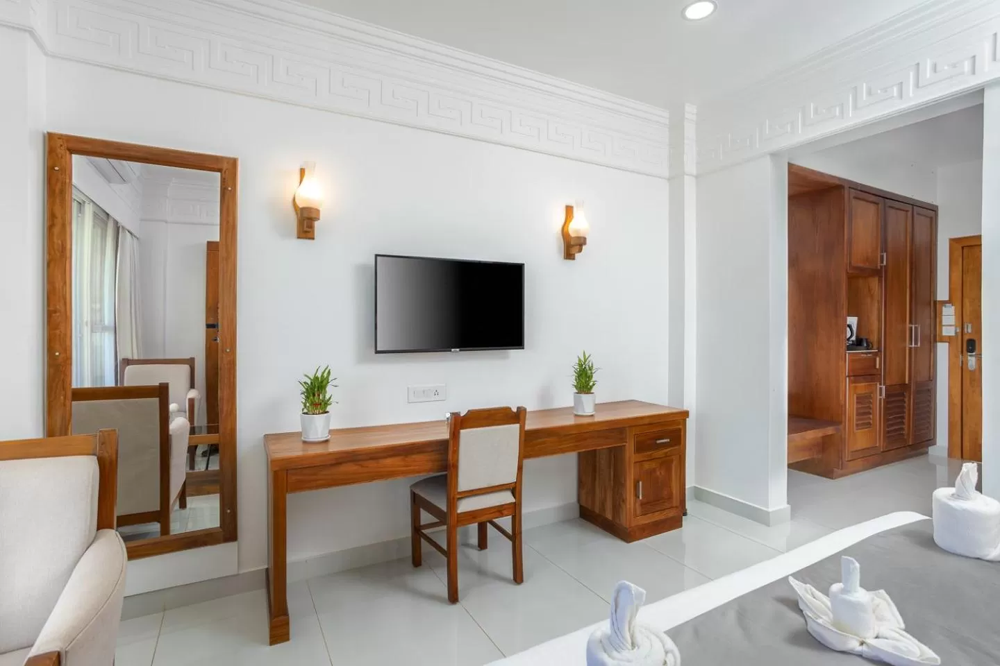 Bedroom, TV/Entertainment Center in HOTEL WHITE HOUSE, Munnar
