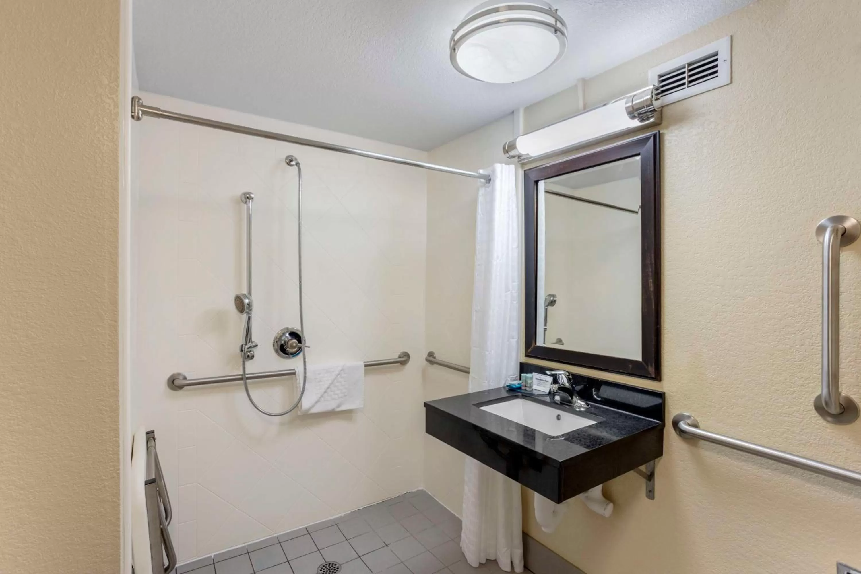 Bathroom in Best Western Harrisburg North Hotel