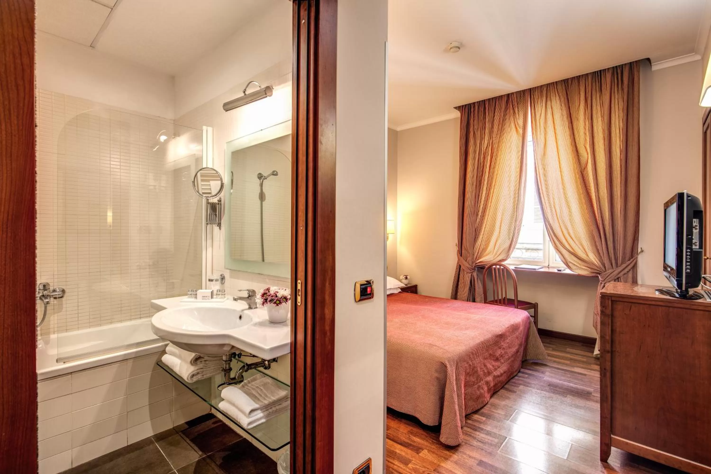 Photo of the whole room, Bed in Hotel Villafranca