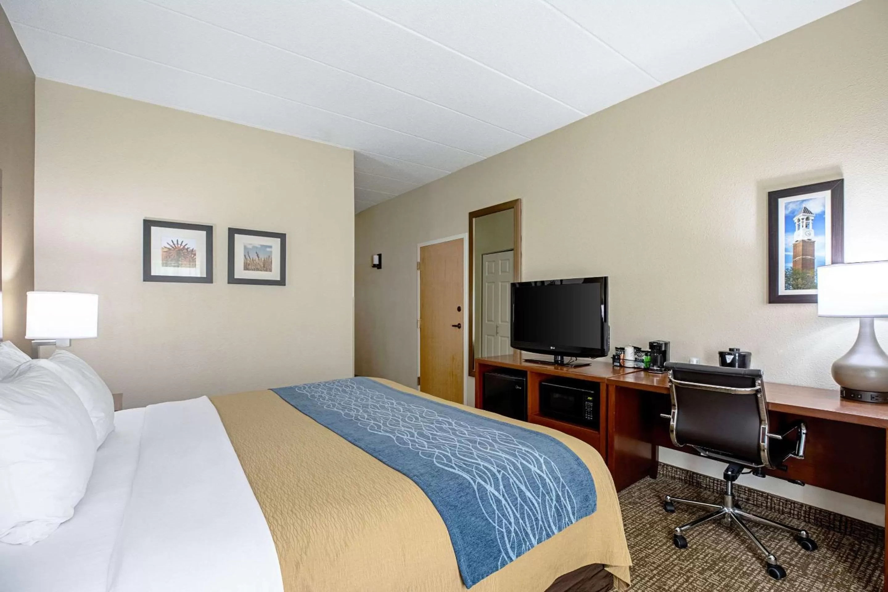 Photo of the whole room, Bed in Comfort Inn Indianapolis North - Carmel
