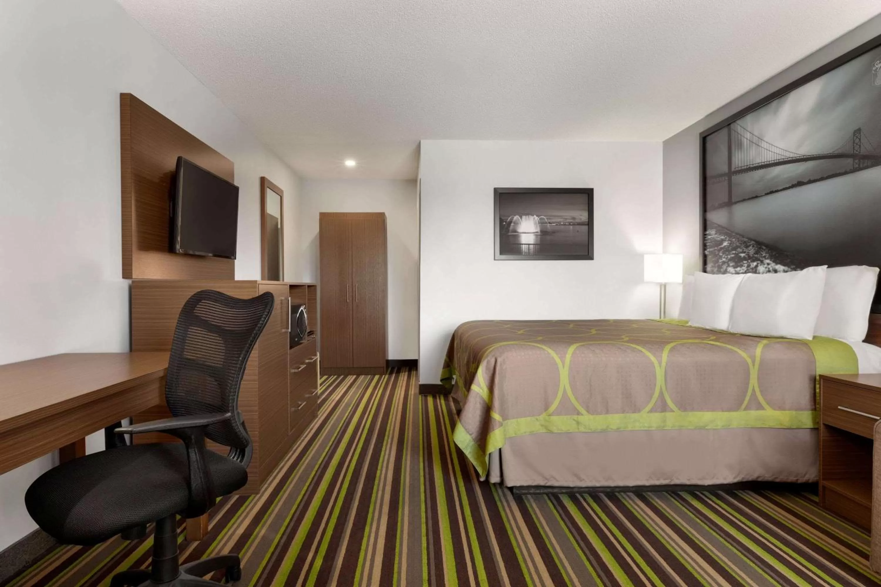 Photo of the whole room, Bed in Super 8 by Wyndham Windsor/Dougall