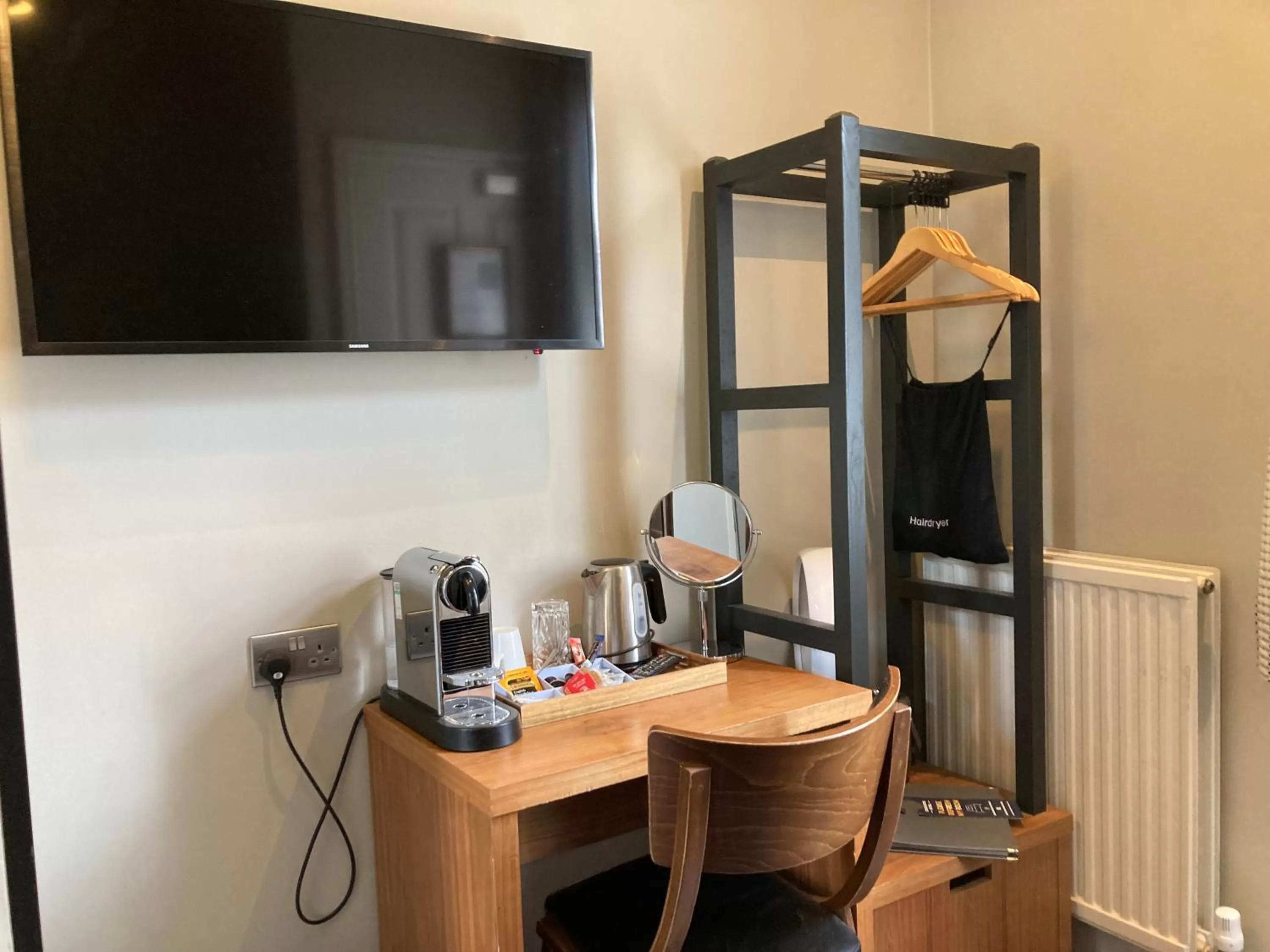 TV and multimedia in The Cross-Keys Hotel