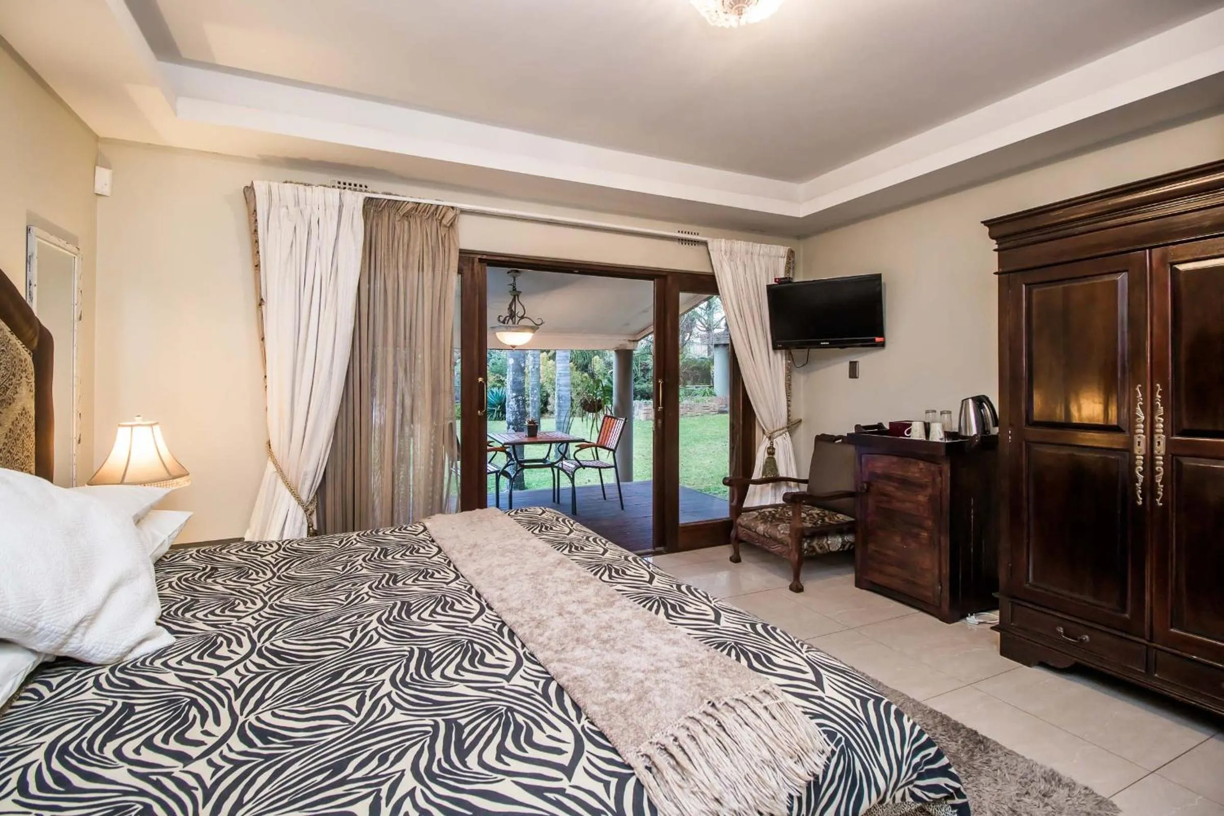 TV and multimedia, Bed in Villa Amor