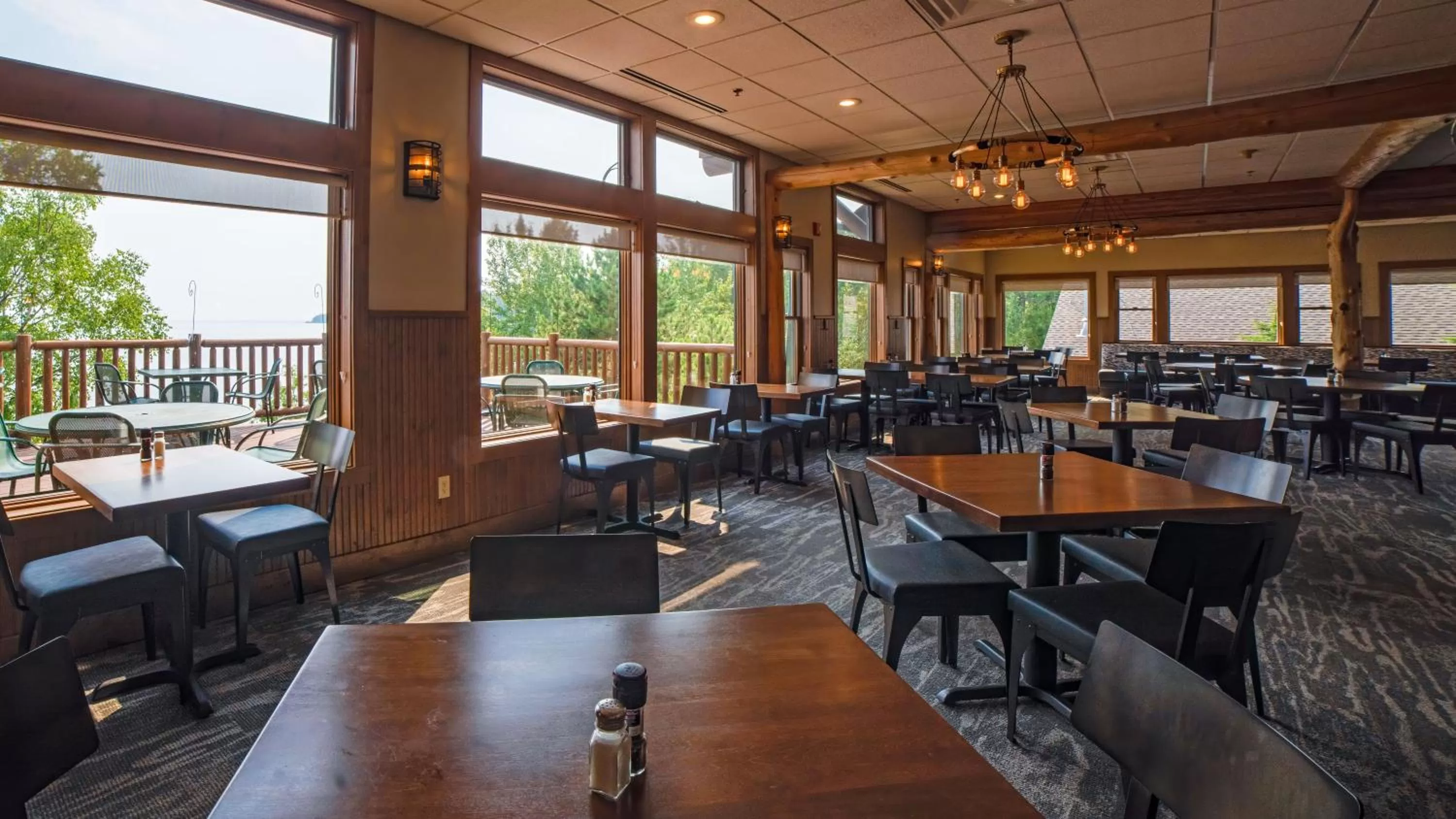 Restaurant/places to eat in Grand Superior Lodge