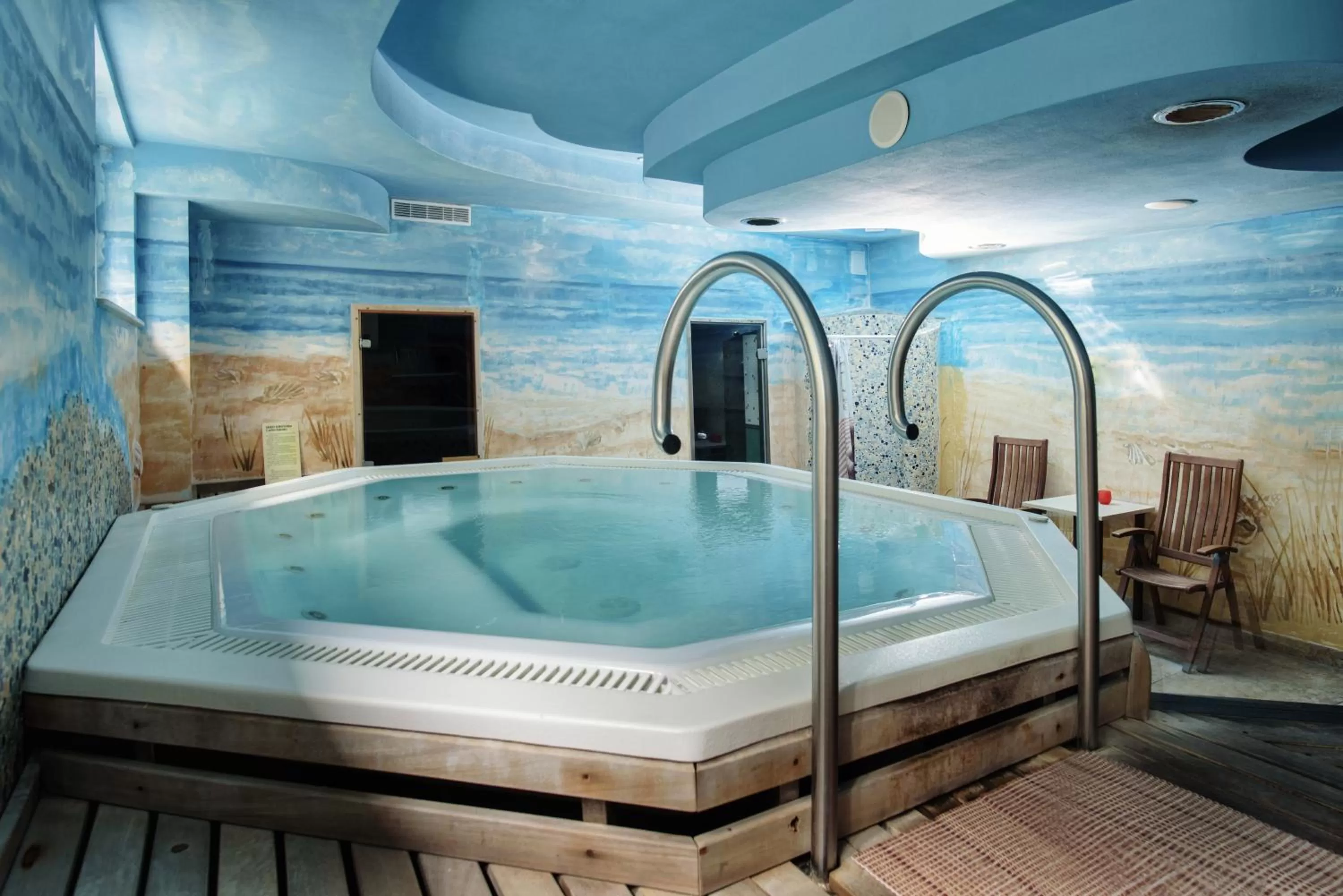 Hot Tub, Swimming Pool in Lila Medical SPA