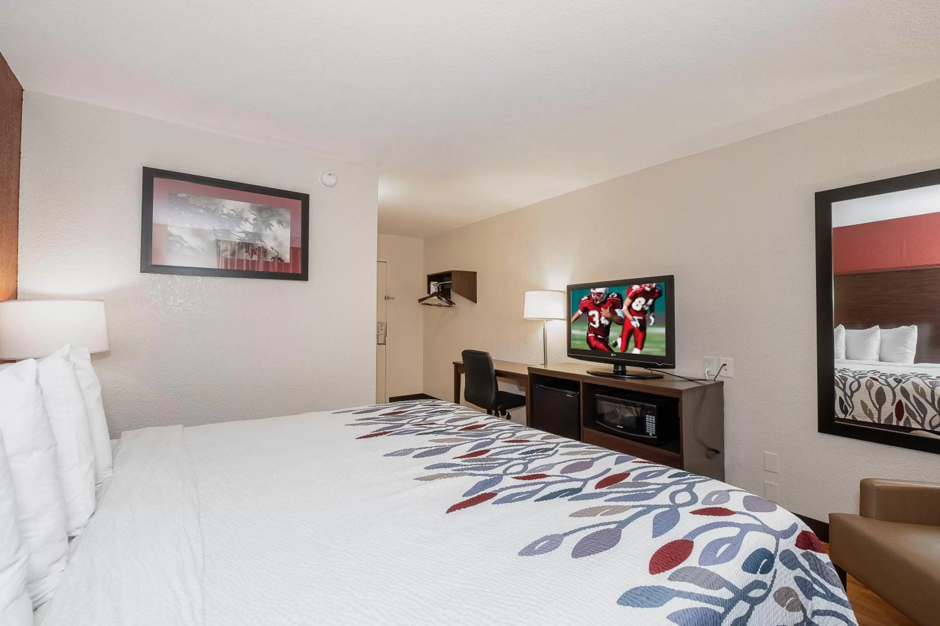 Photo of the whole room, Bed in Red Roof Inn Roanoke Rapids