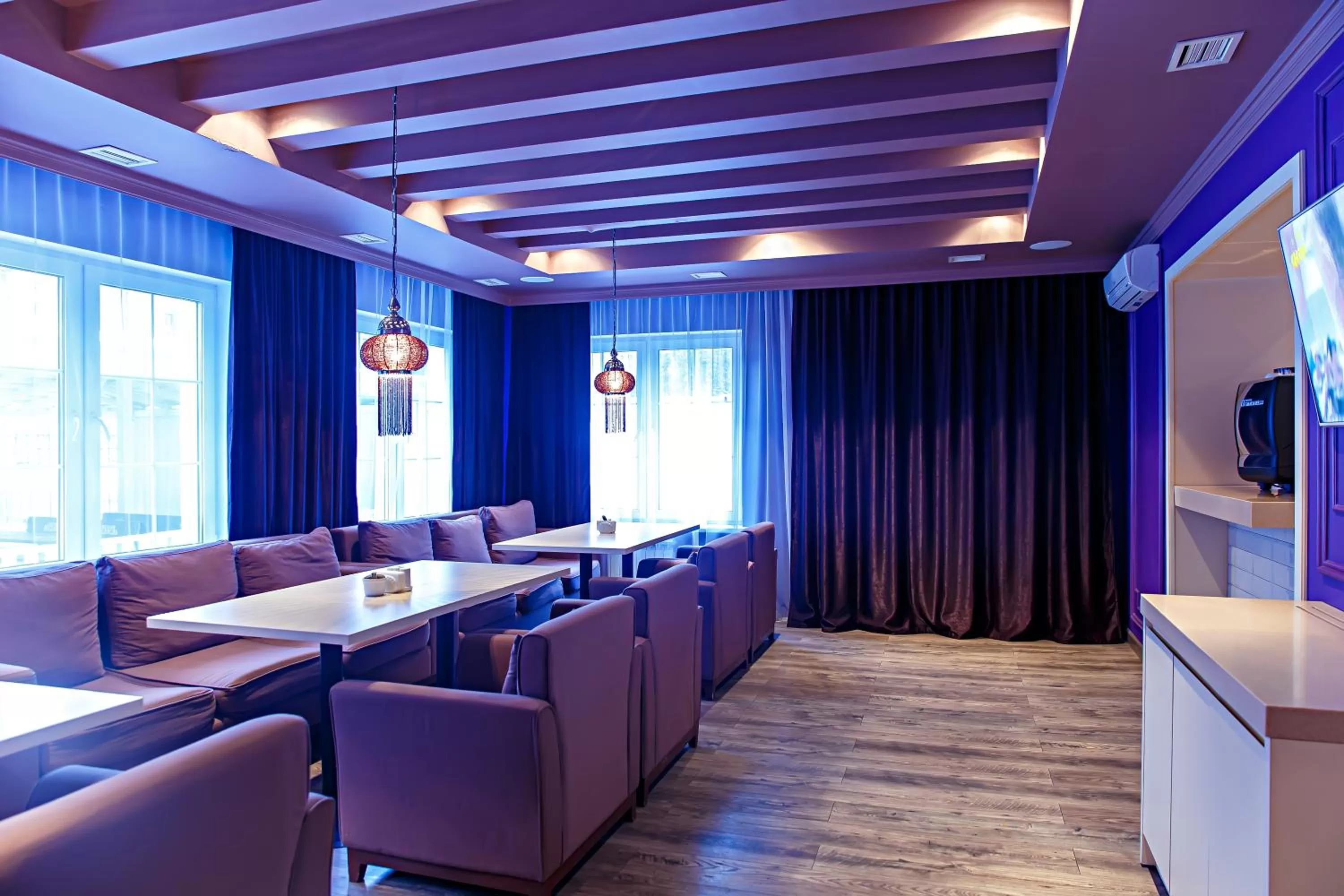 Restaurant/places to eat in Red Village Hotel