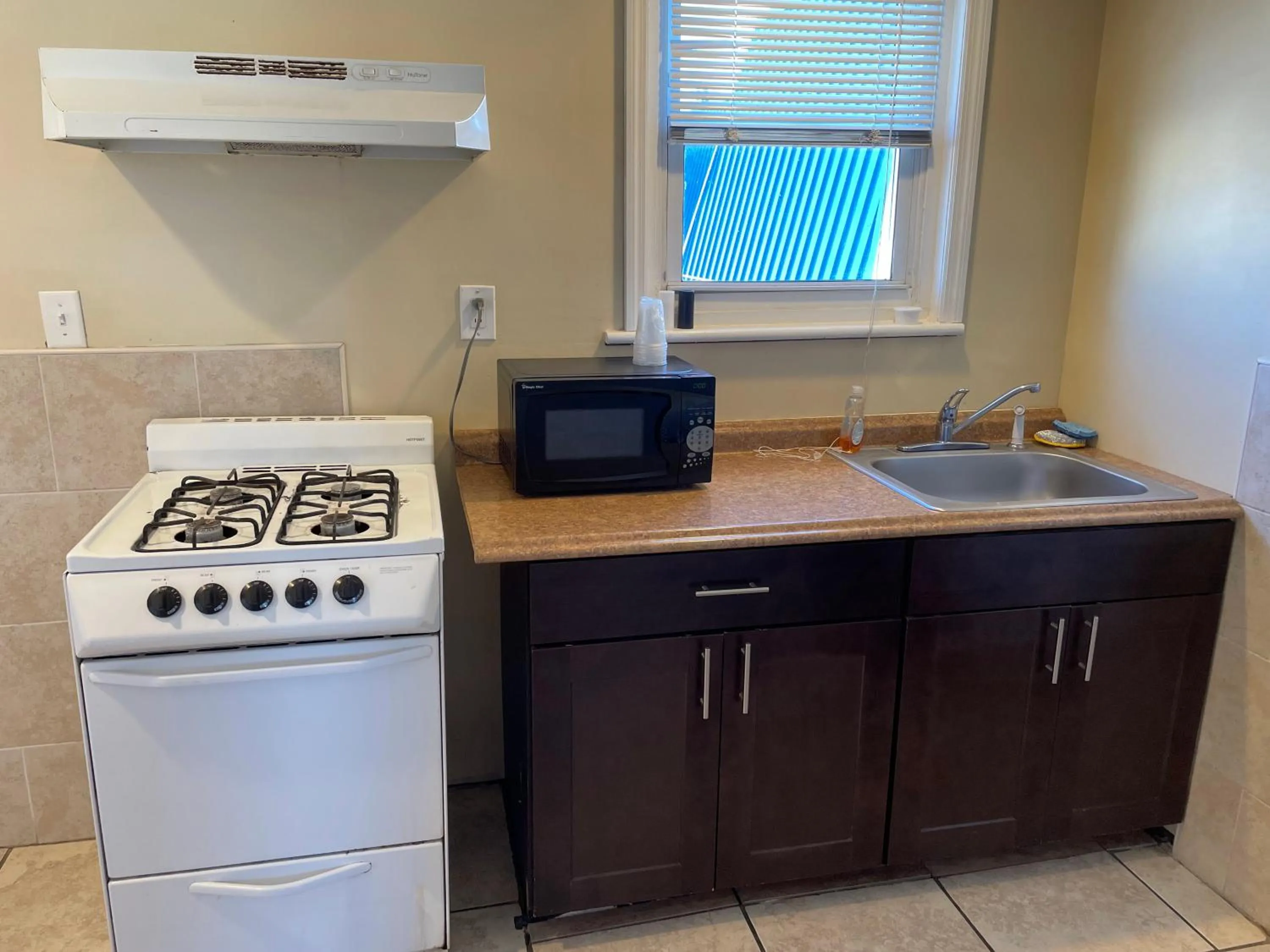 Kitchen or kitchenette in Anchor Motel