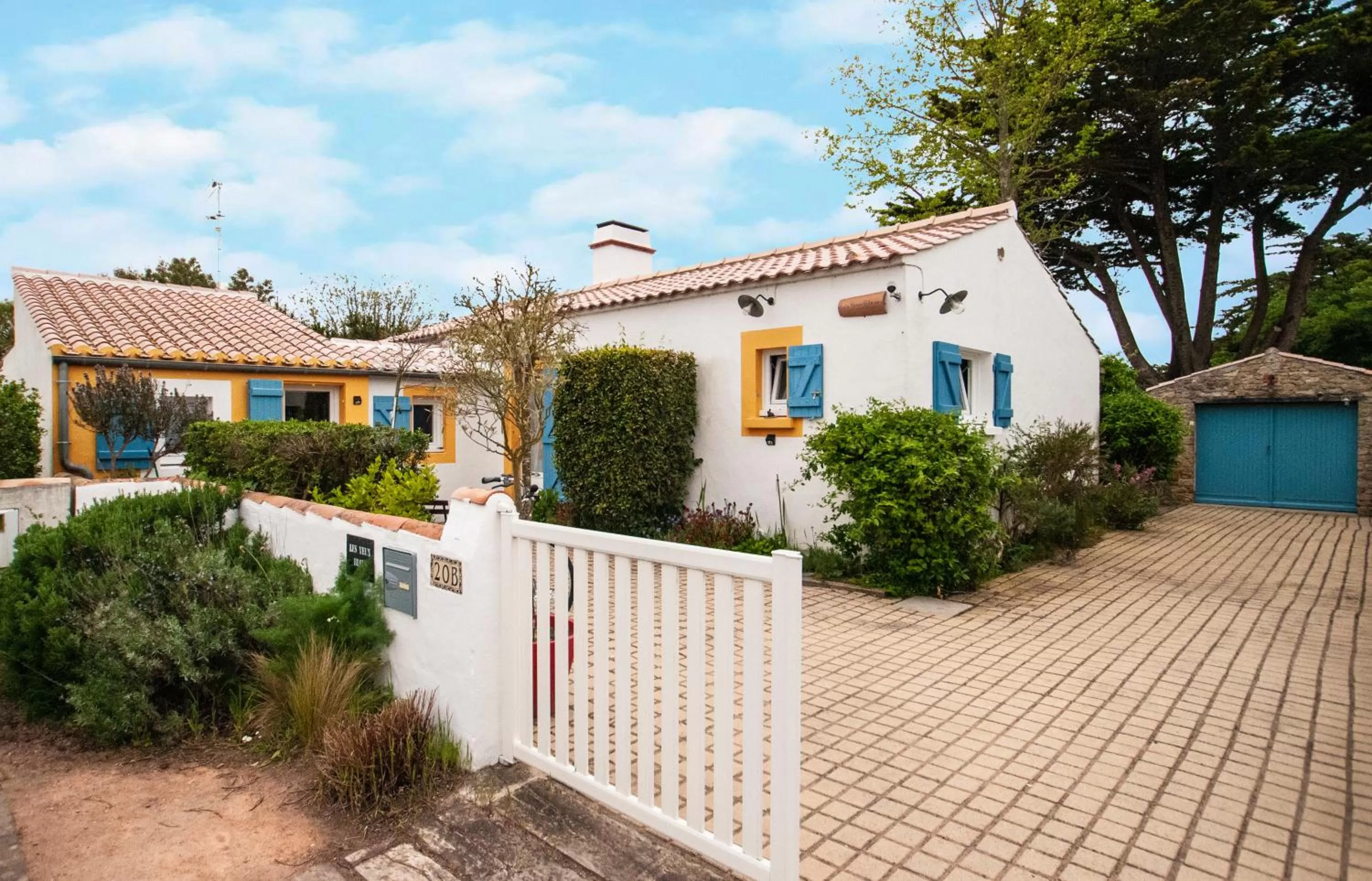 Facade/entrance in Les Yeux Bleus Bed & Breakfast