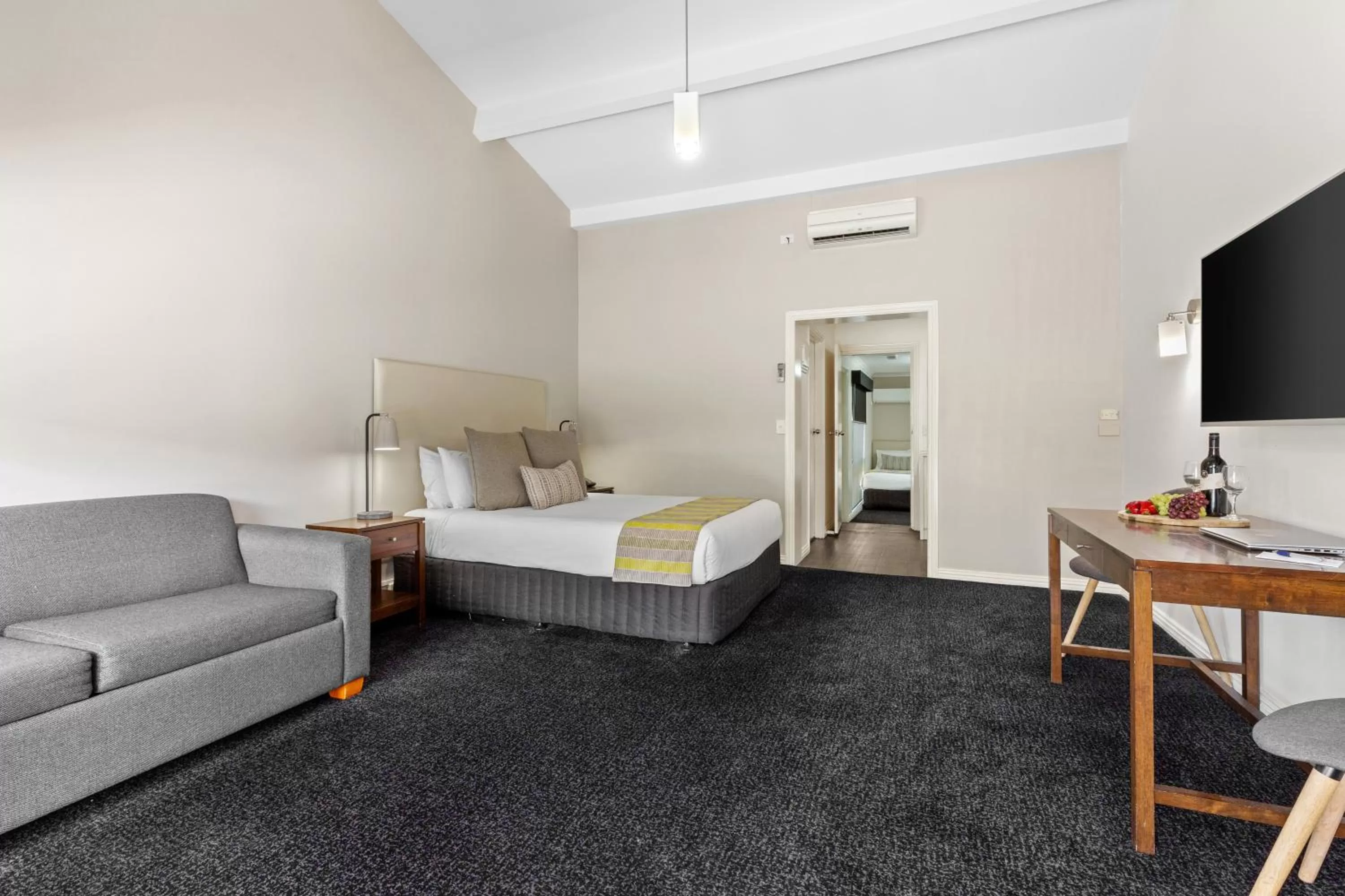 Bedroom, Bed in All Seasons Resort Hotel Bendigo