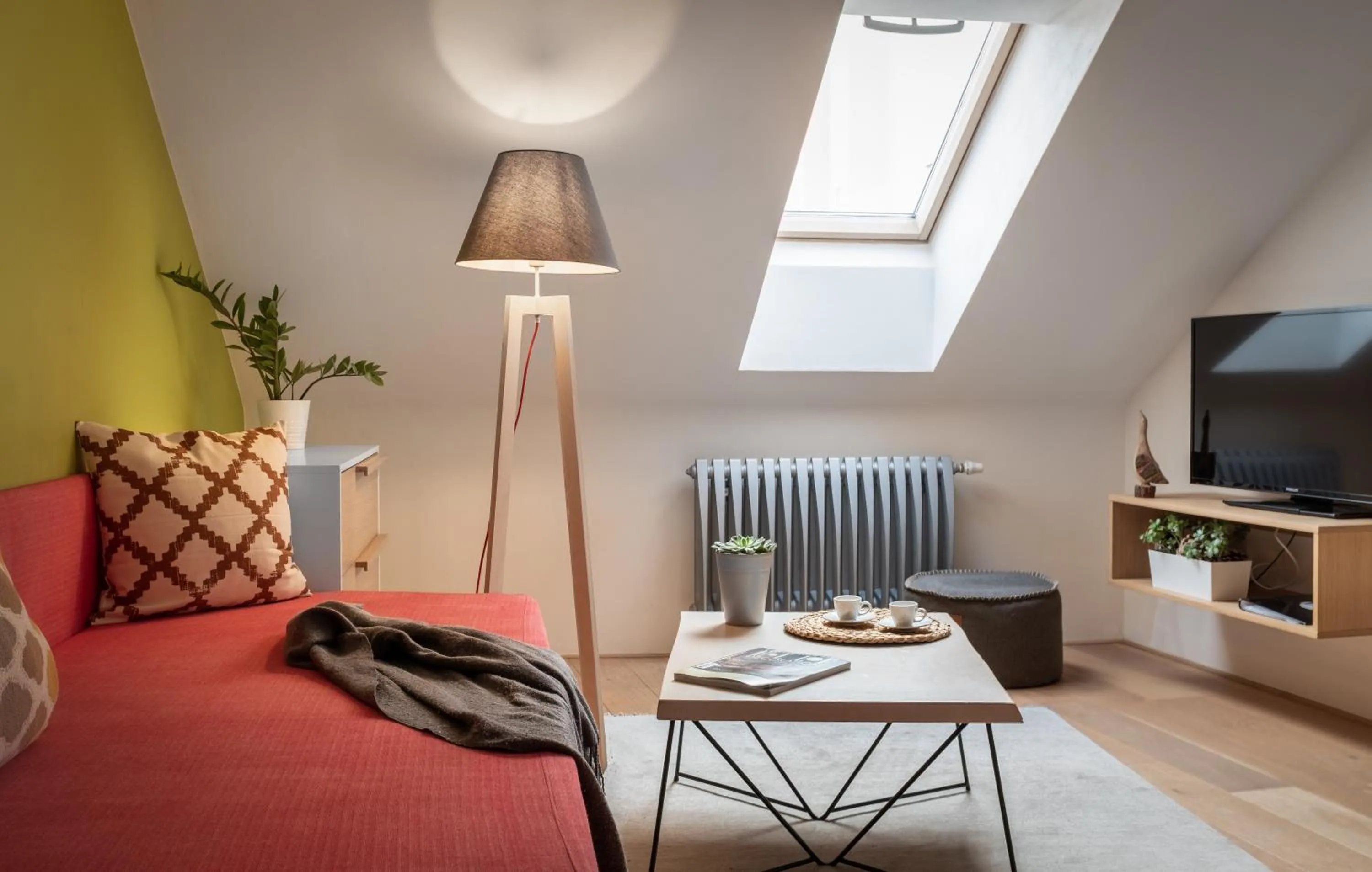 TV and multimedia in 4 Trees Apartments by Adrez