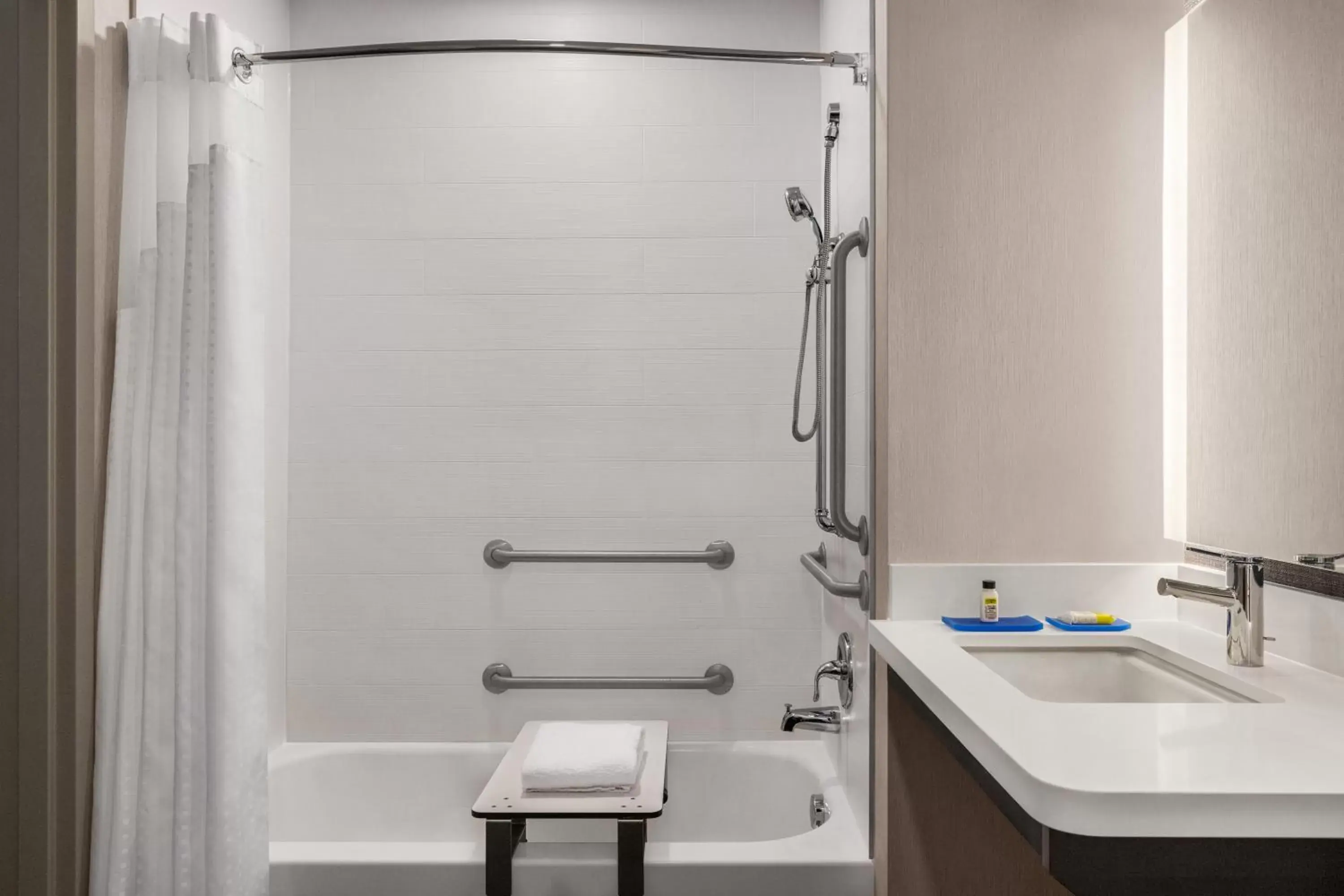 King Room - Mobility Access/Hearing Accessible in Holiday Inn Express & Suites Denver Airport by IHG King Room - Mobility Access/Hearing Accessible in Holiday Inn Express & Suites Denver Airport by IHG