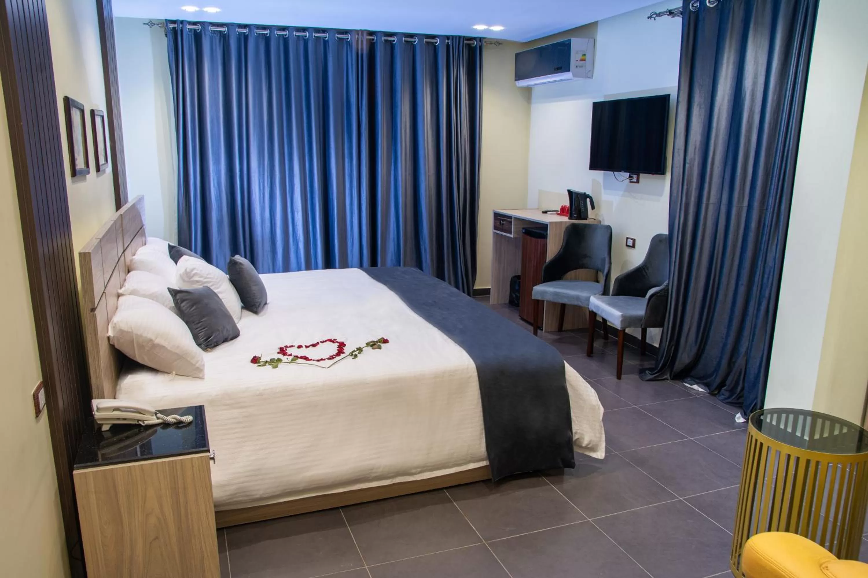 Photo of the whole room, Bed in Brothers Pyramids View Hotel