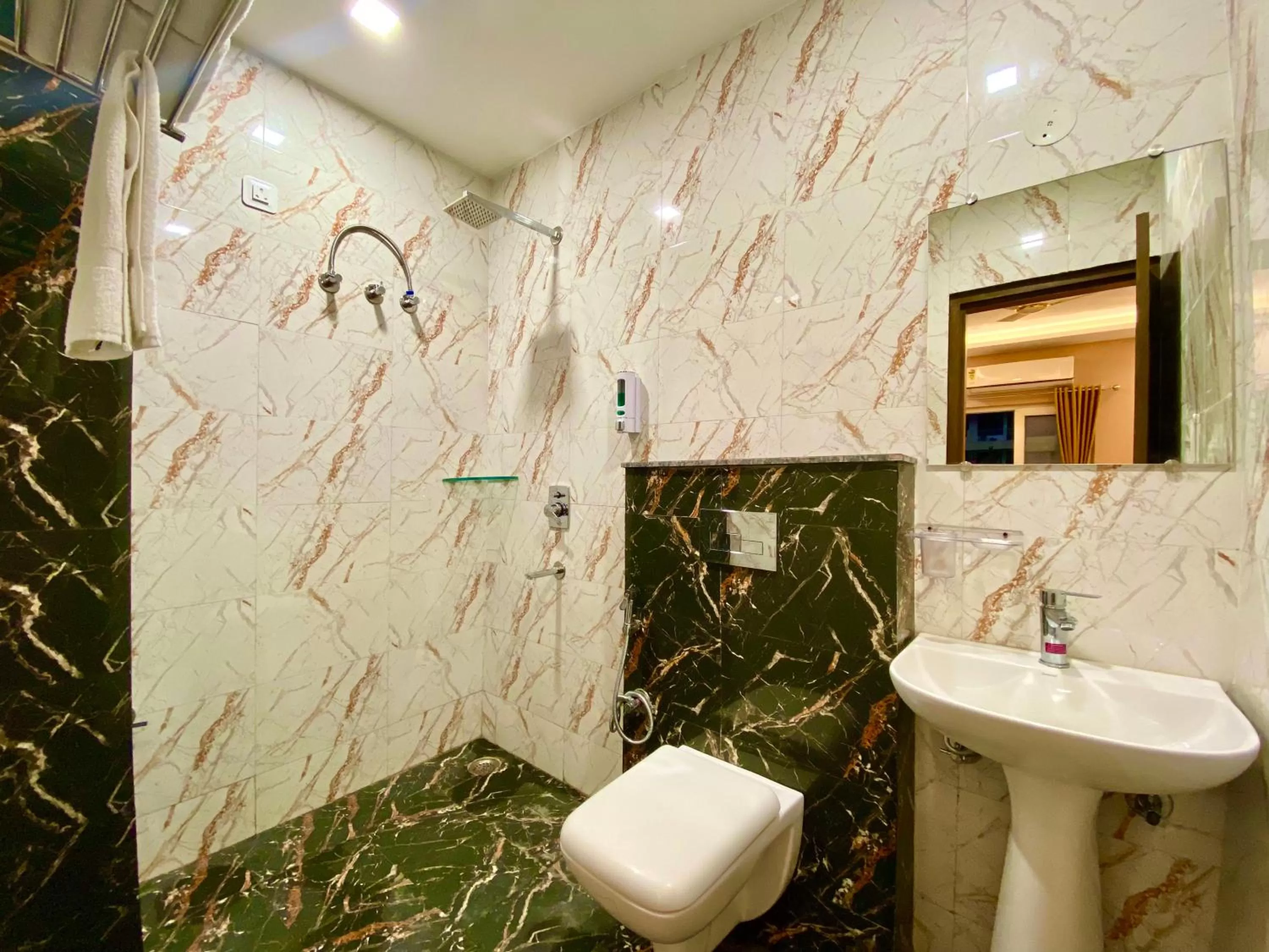 Bathroom in Hotel Shiv Inn Near Secret Waterfall