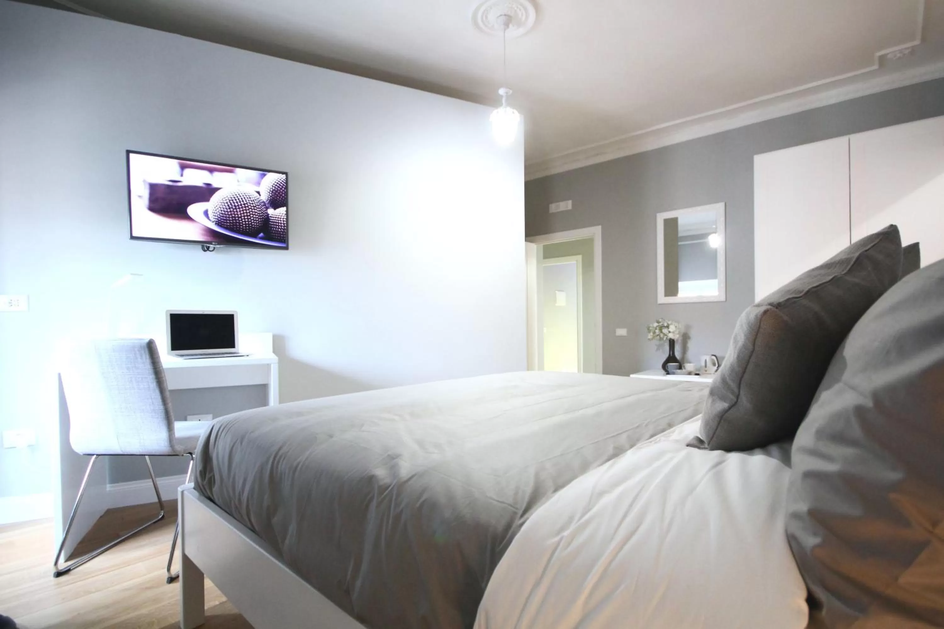 TV and multimedia, Bed in Room Inn Vatican