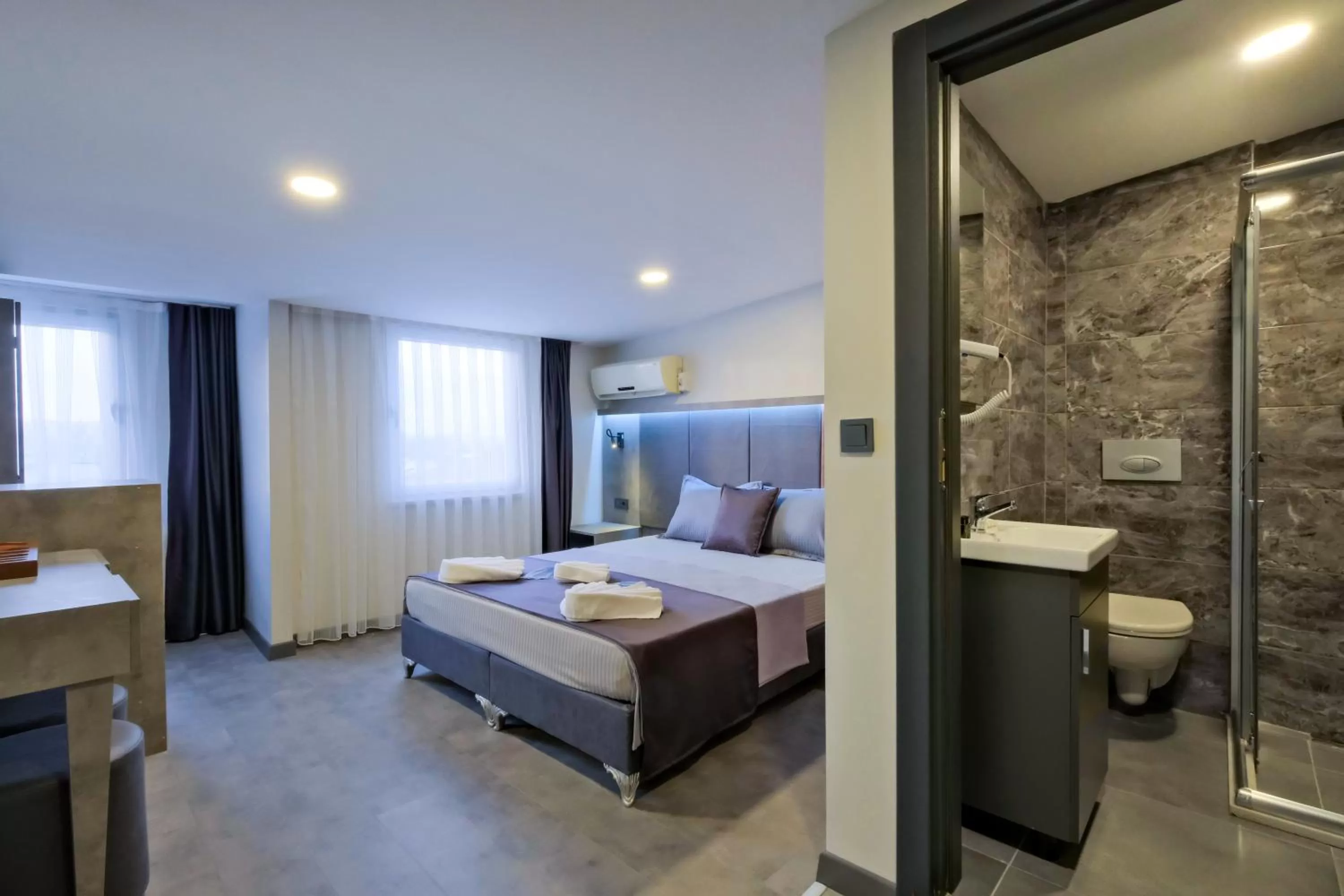 Photo of the whole room, Bed in The Queen Hotel