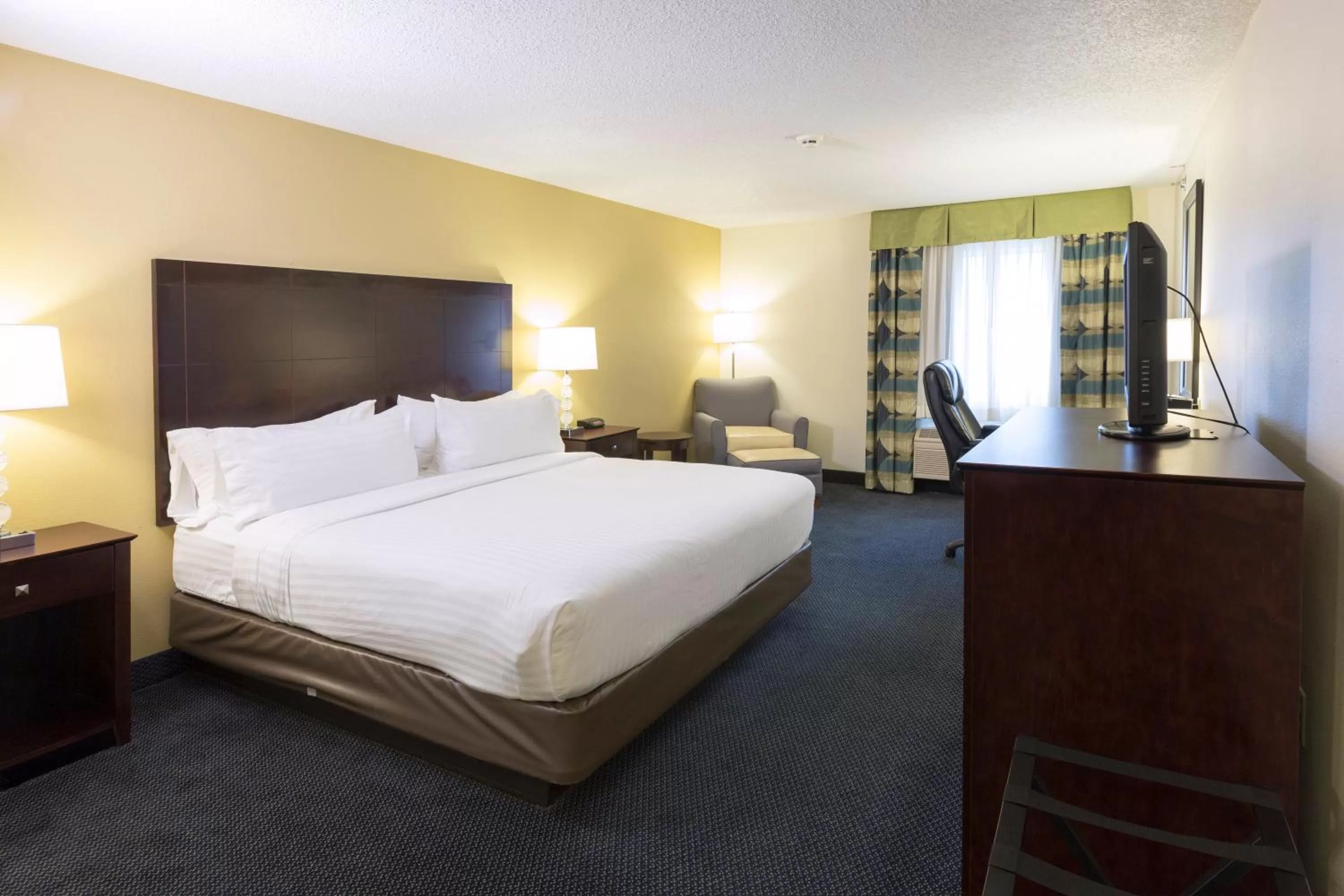 Photo of the whole room, Bed in Holiday Inn Express Hotel & Suites-Saint Joseph by IHG