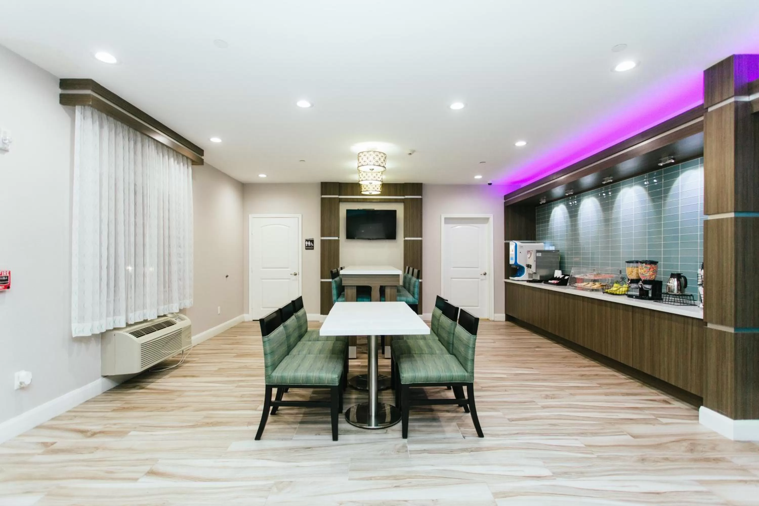 Dining area in Express Inn - Spring