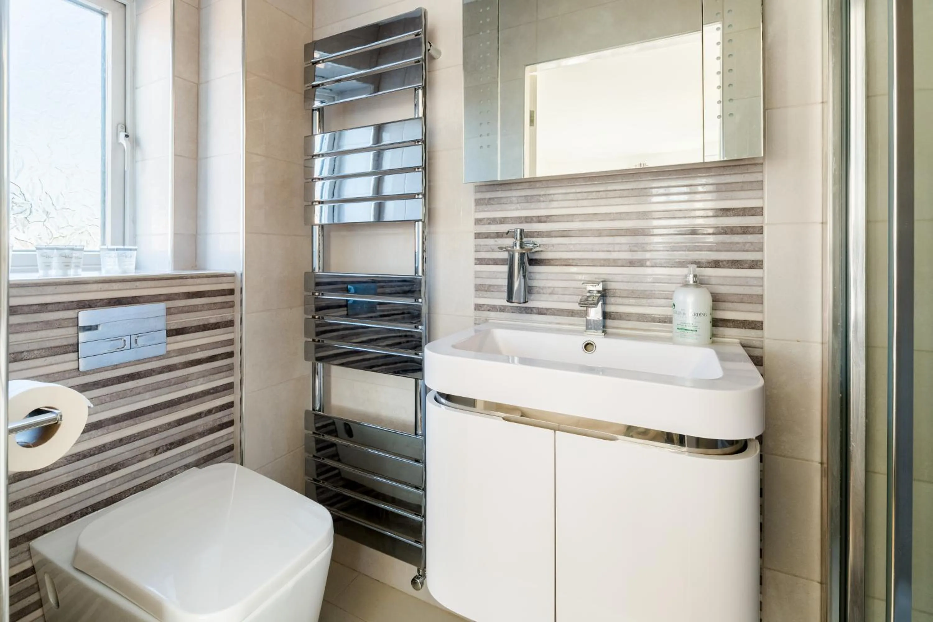 Bathroom in Drayton Manor House FREE parking