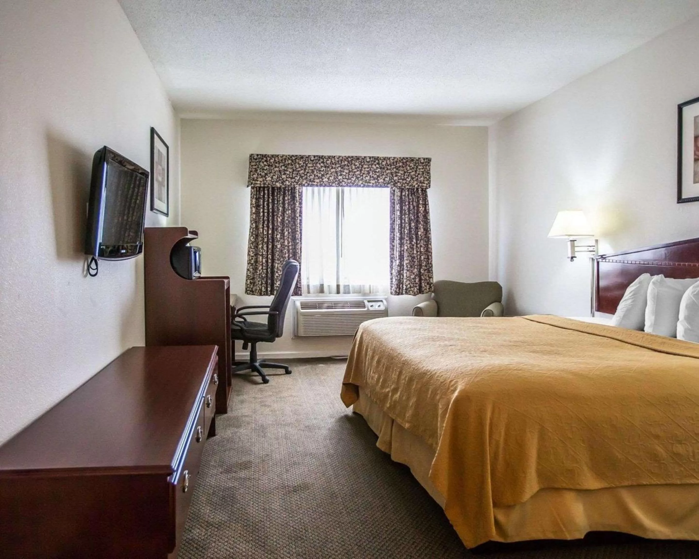 Photo of the whole room, Bed in Quality Inn Peru near Starved Rock State Park