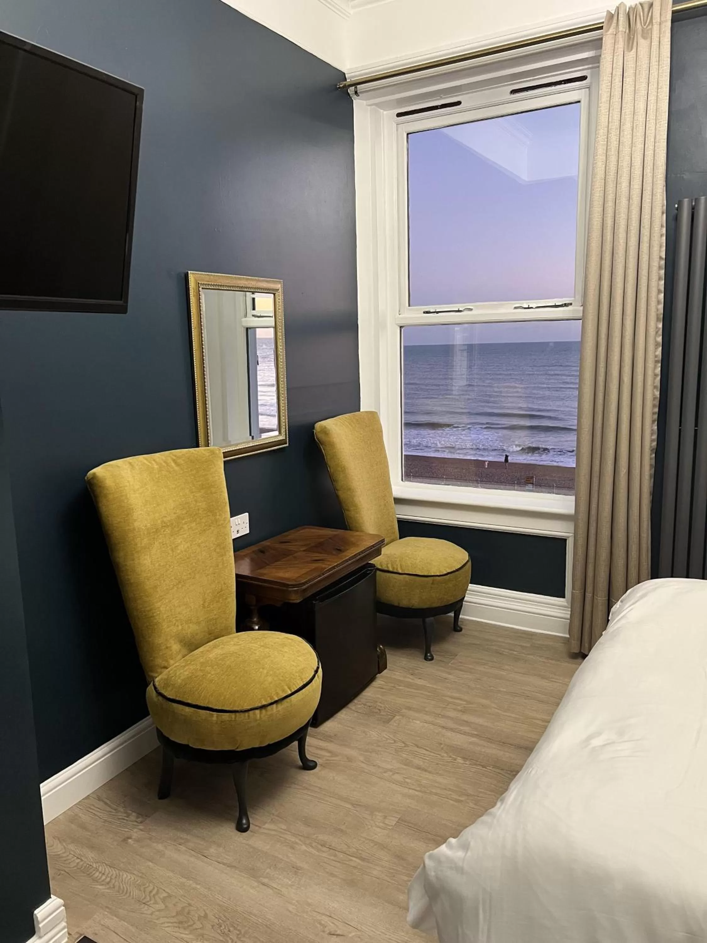 Bedroom, Bed in Astral Lodge