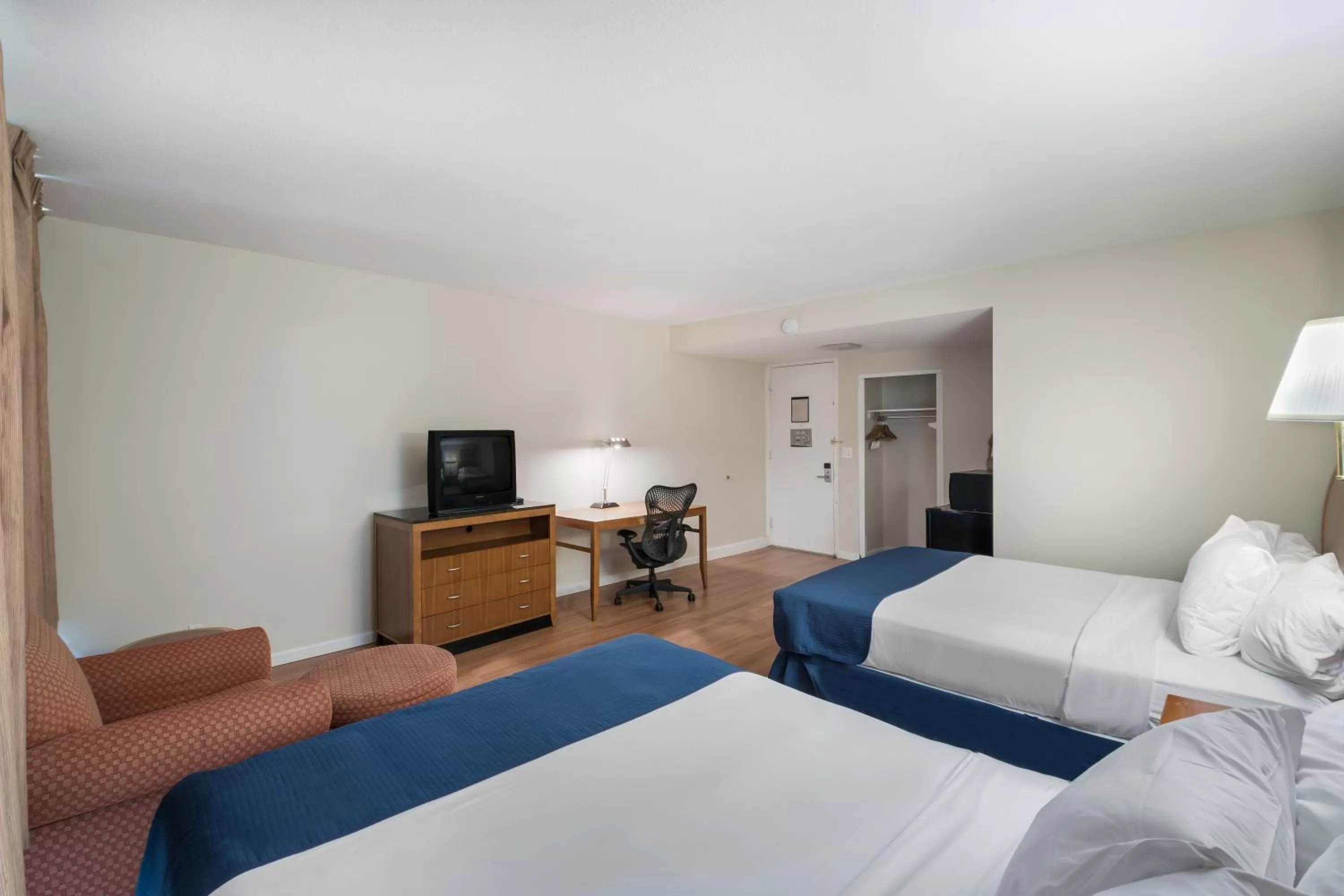 TV and multimedia, Bed in Americas Best Value Inn-Painted Post