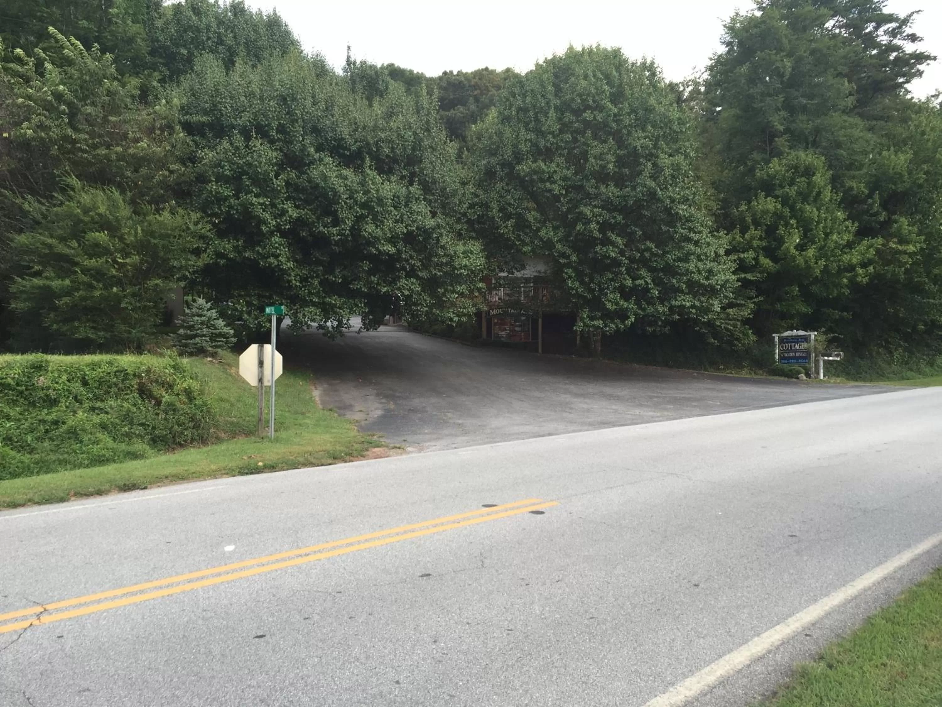 Facade/entrance in Mountain Aire Cottages, Inn, & Glamping