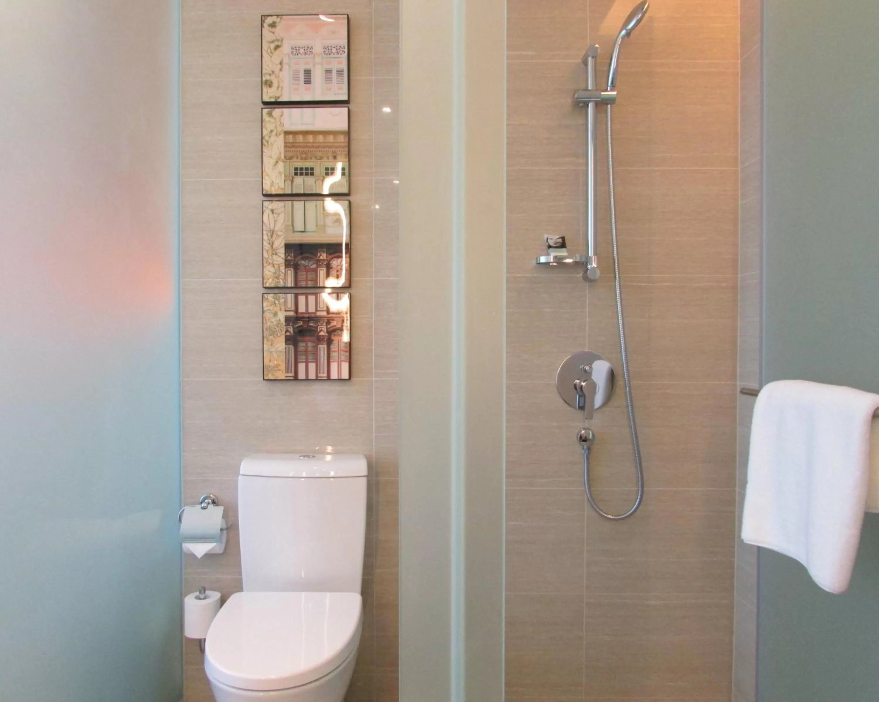 Shower in Mercure Singapore Bugis