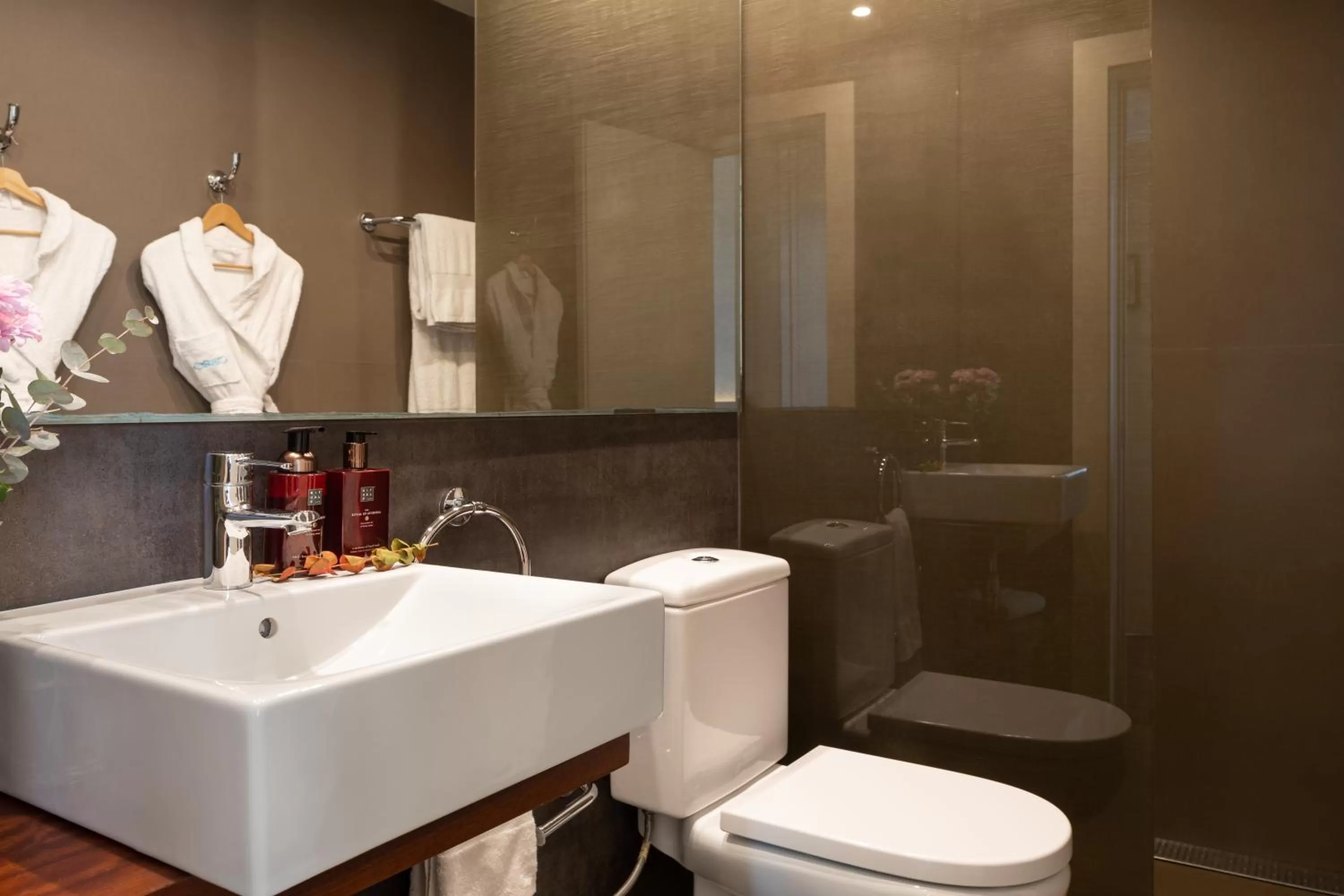 Bathroom in Duquesa Suites Landmark Hotel by Grup Duquessa
