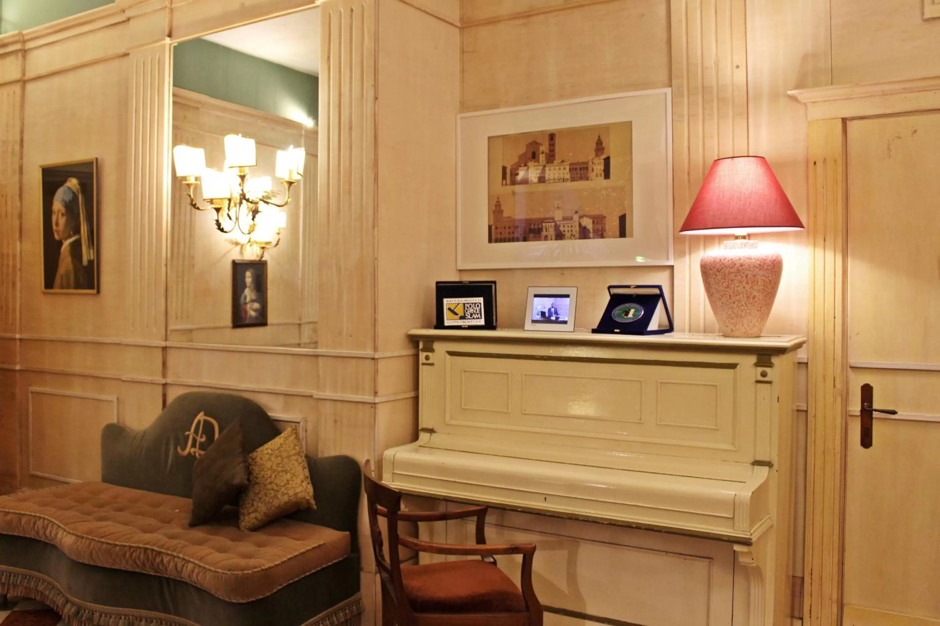 Communal lounge/ TV room in Albergo delle Drapperie