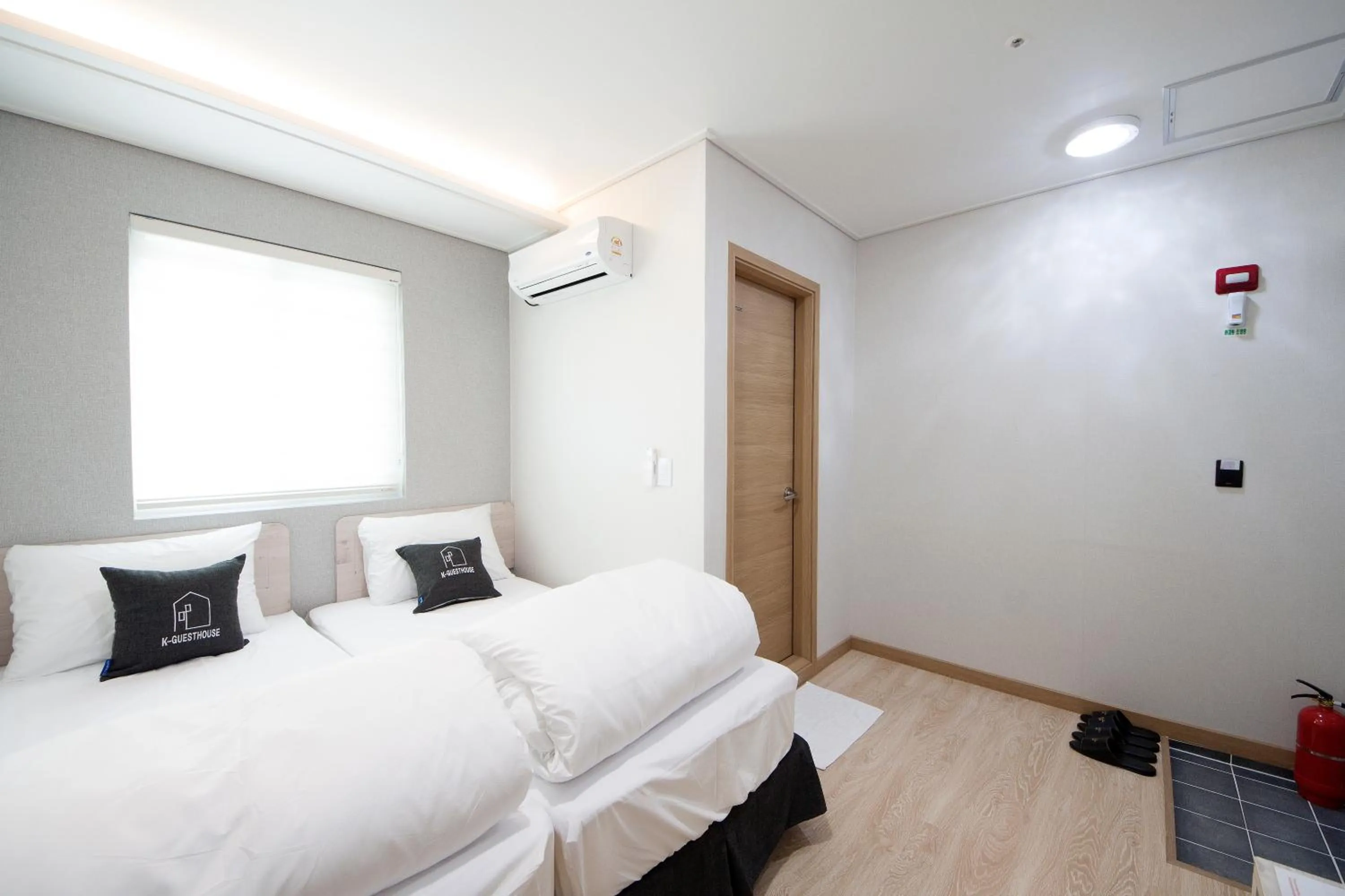 Bedroom, Bed in K-Guesthouse Premium Nampo 1