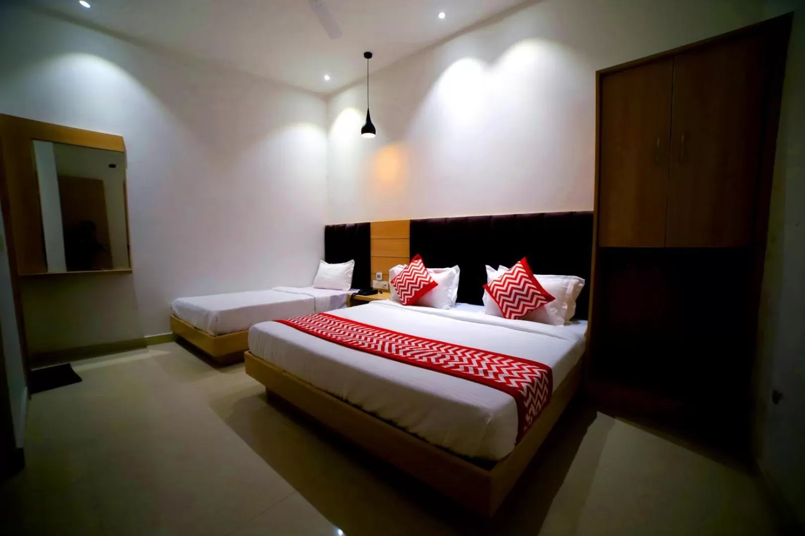 Photo of the whole room, Bed in Hotel Diamond View