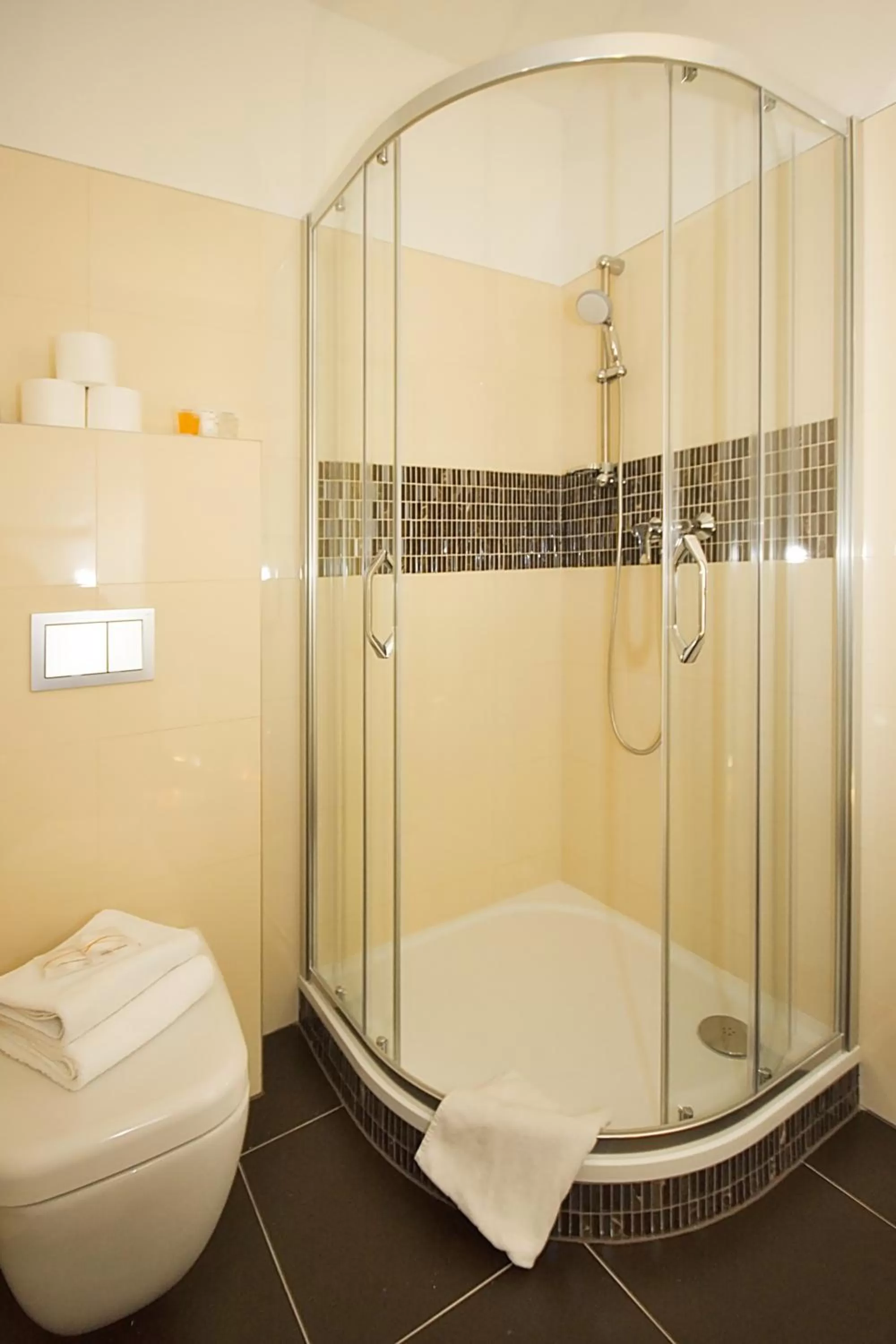 Shower in Elizabeth Suites
