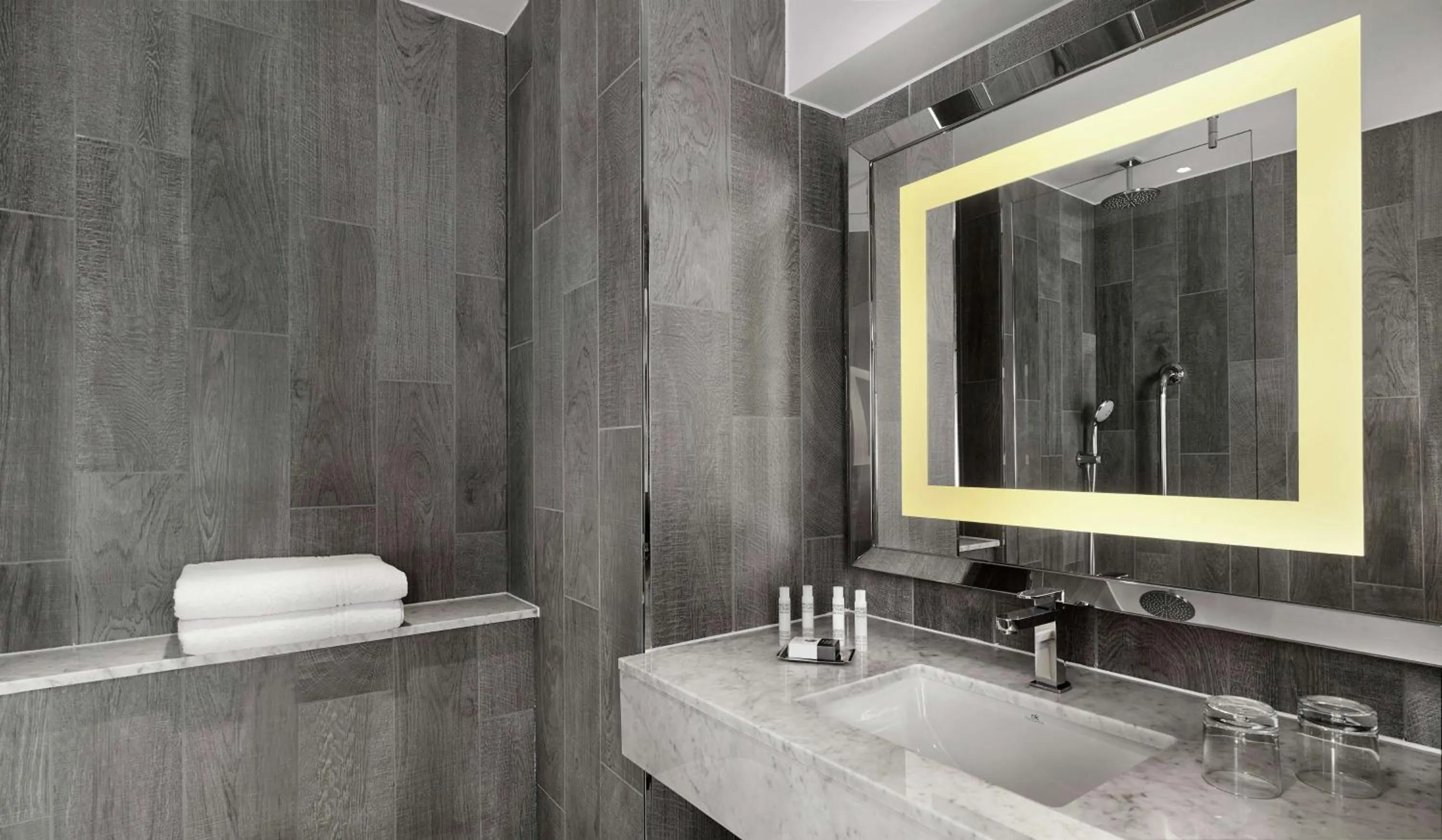 Bathroom in DoubleTree by Hilton Edinburgh - Queensferry Crossing