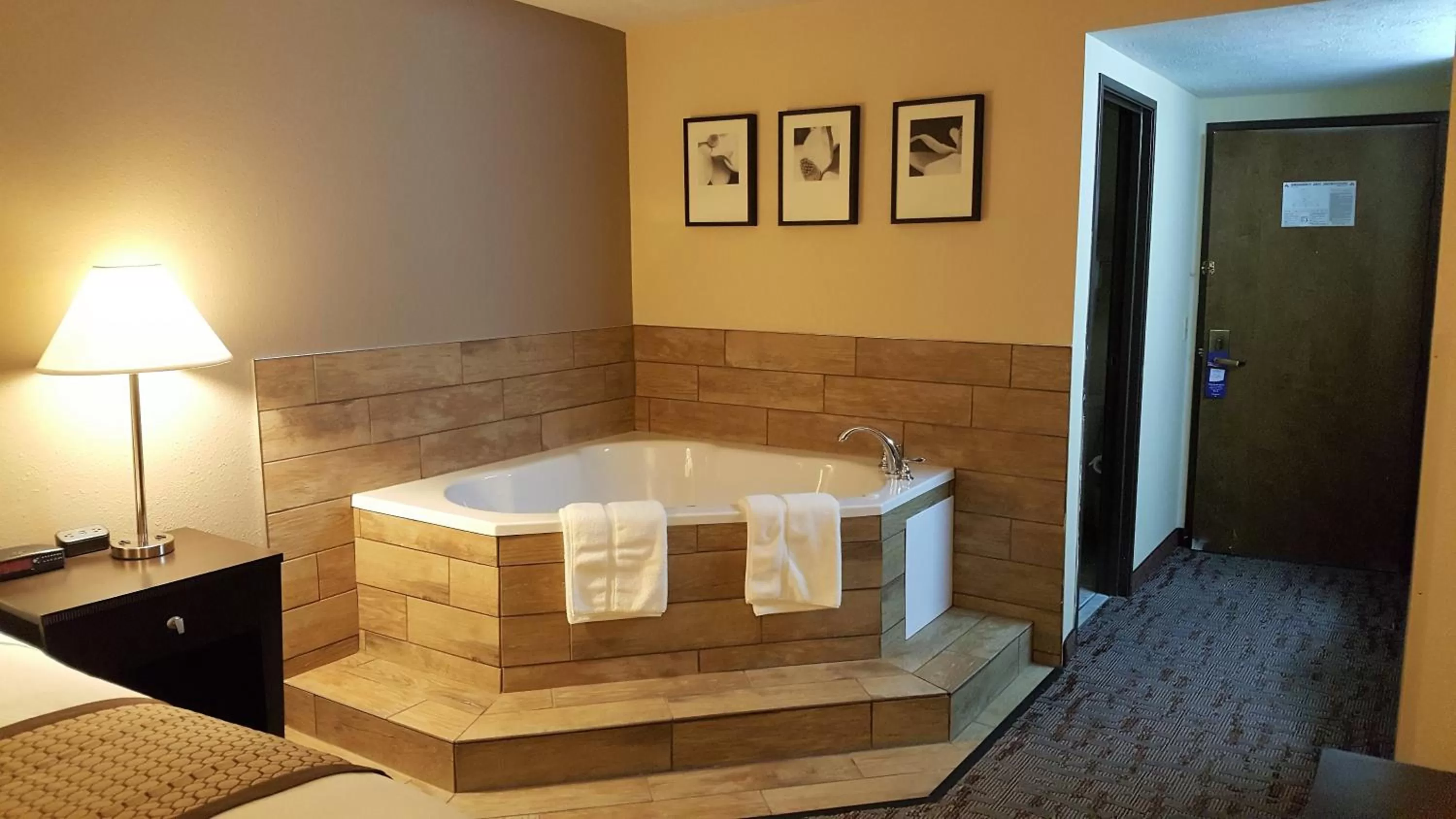 Bedroom, Bed in Baymont by Wyndham Belleville Airport Area Free Airport Shuttle