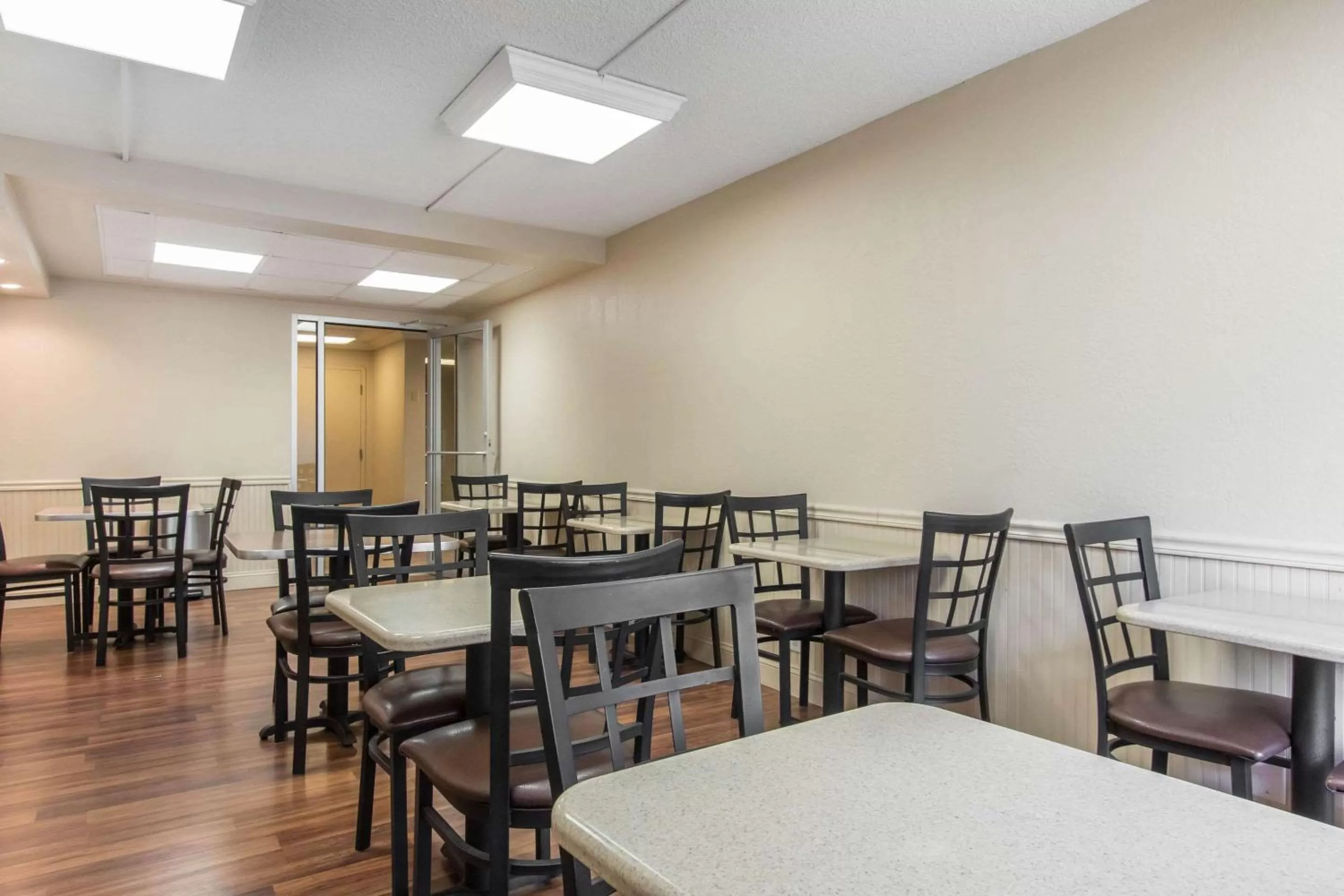 Restaurant/places to eat in Econo Lodge Inn & Suites Joplin