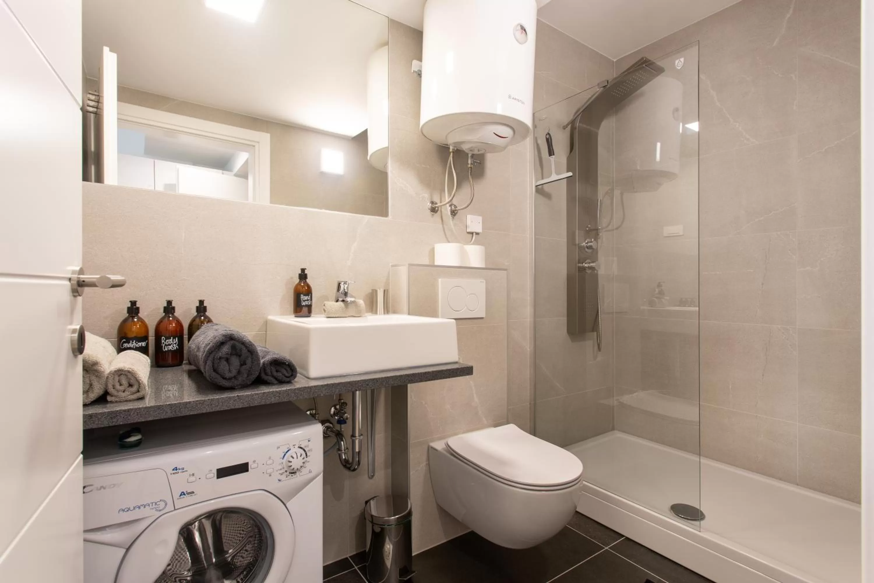 Bathroom in Urban Style Apartments by Loft