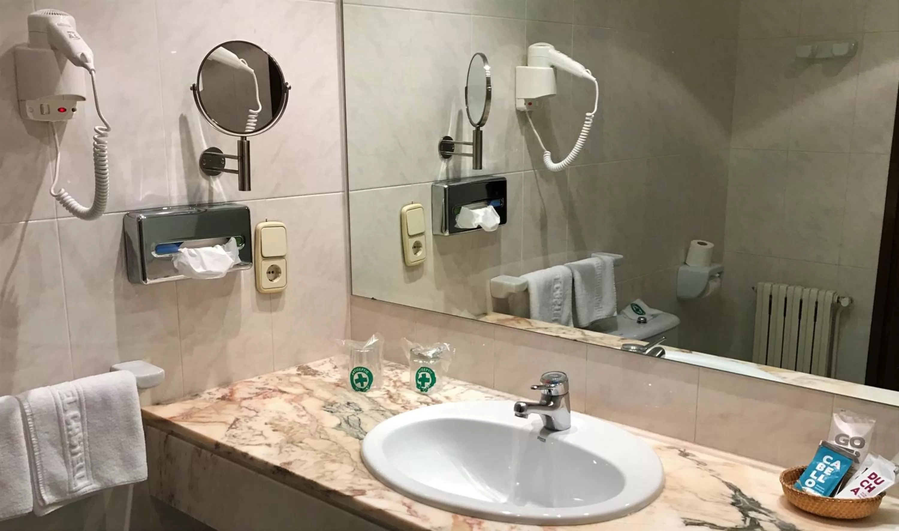 Shower in Hotel Roc Del Castell